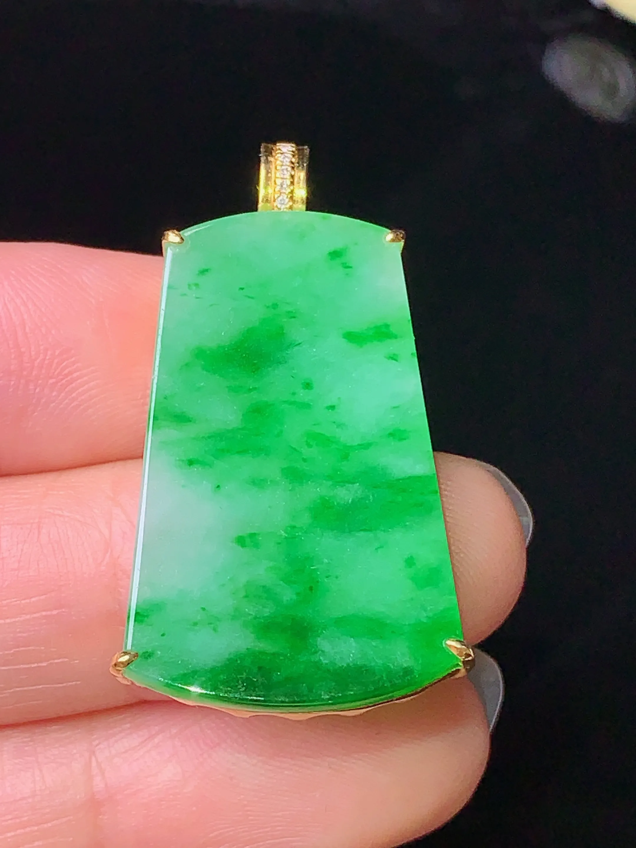 18k金钻镶嵌翠绿无事牌吊坠 玉质细腻 色泽艳丽 整体尺寸35.3*18*5