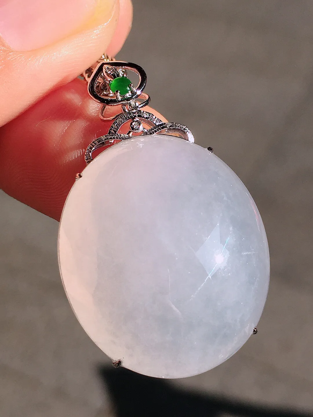 冰种蛋面吊坠，玉质细腻，荧光感超
强，饱满圆润，尽显优雅气质，18k
金豪华镶嵌