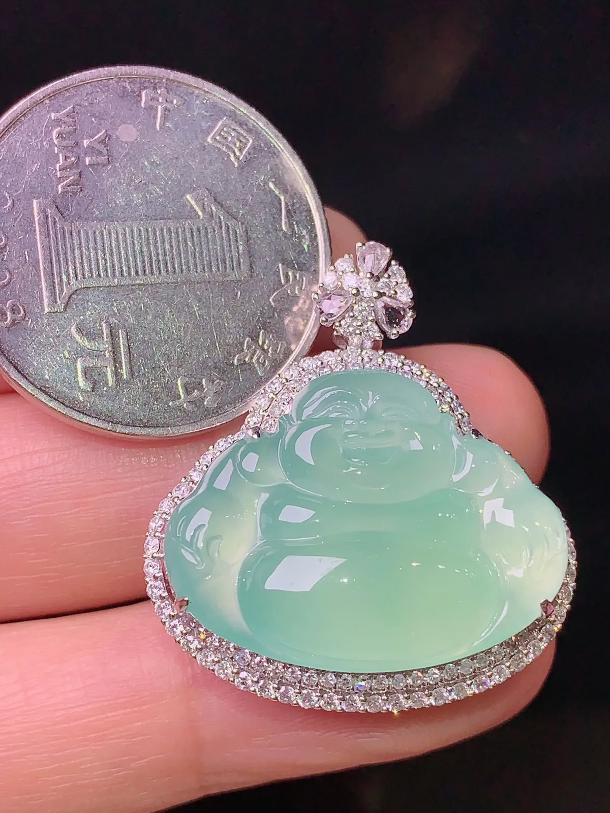 18k金钻镶嵌翠绿佛公吊坠 玉质细腻 色泽清新艳丽 整体尺寸30.3*27.2*10