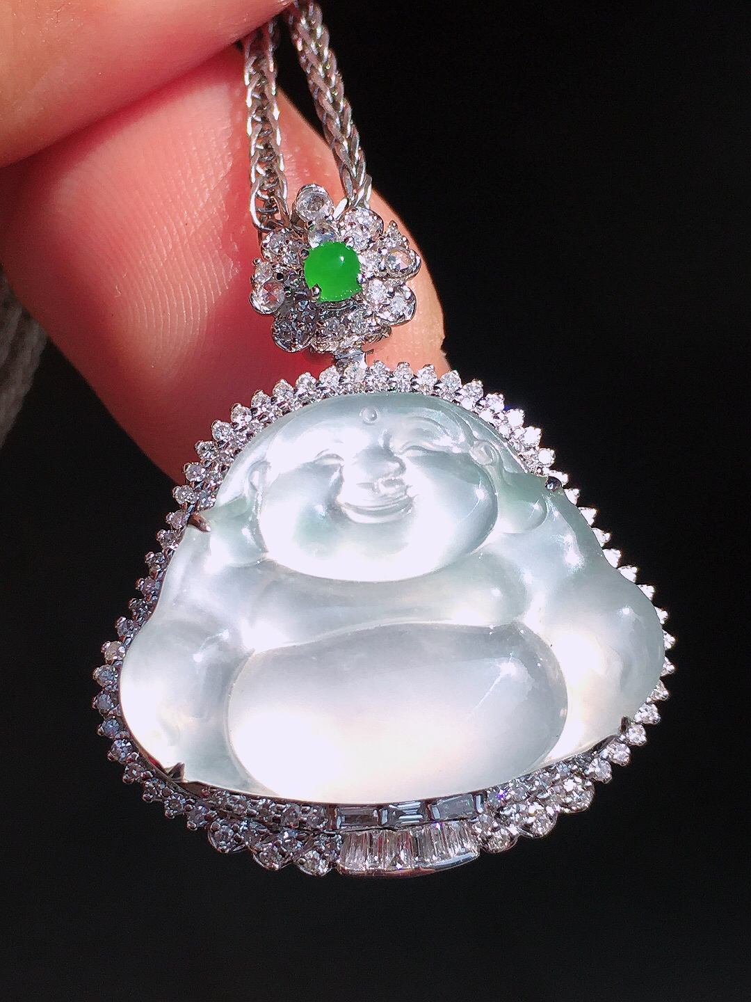 冰种佛公吊坠，玉质细腻，荧光感超
强，饱满圆润，尽显优雅气质，18k
金豪华镶嵌