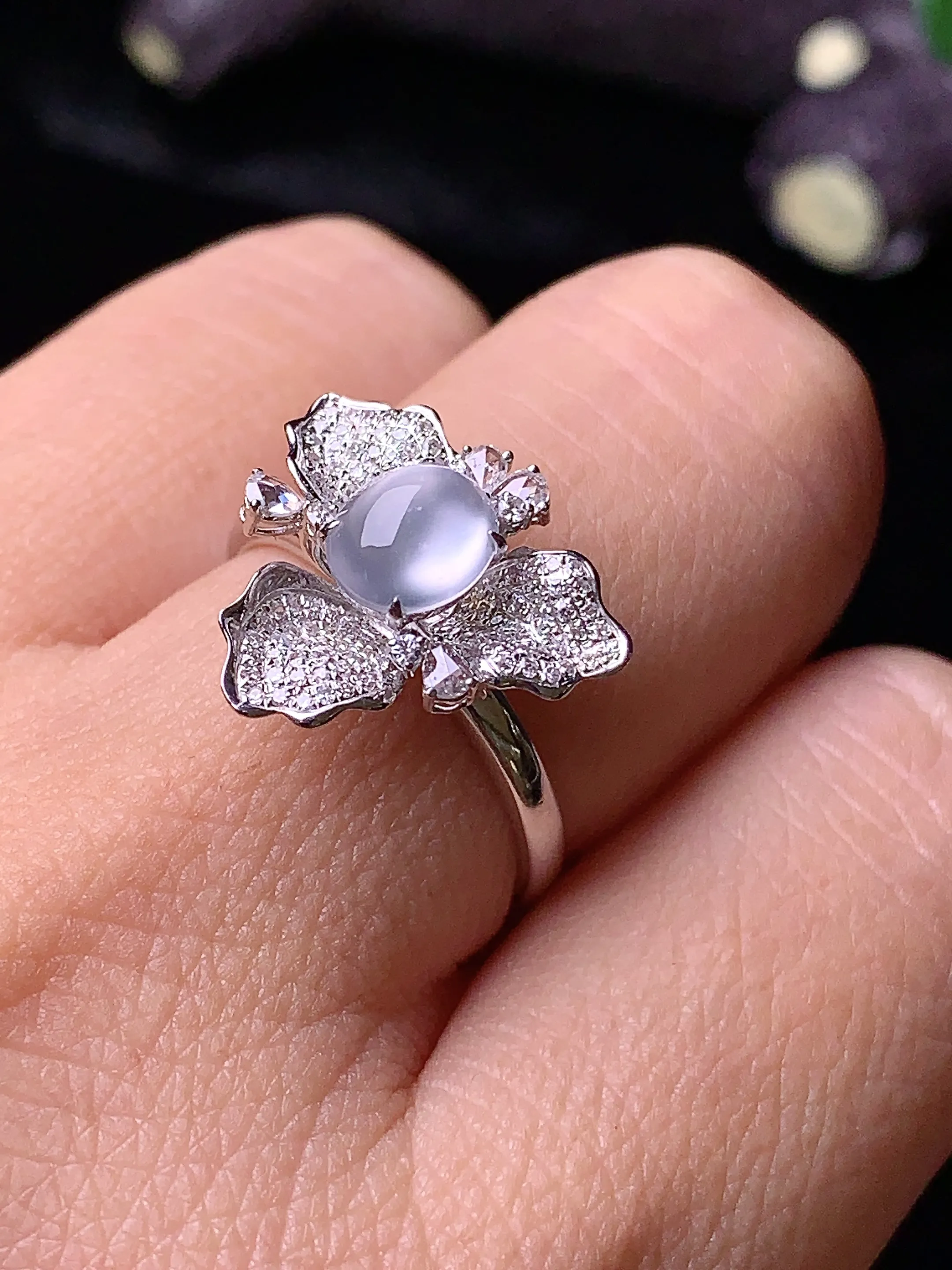 18k金钻镶嵌冰种蛋面戒指 玉质细腻 色泽艳丽 圈口13.5 整体尺寸14.5*16*8.3