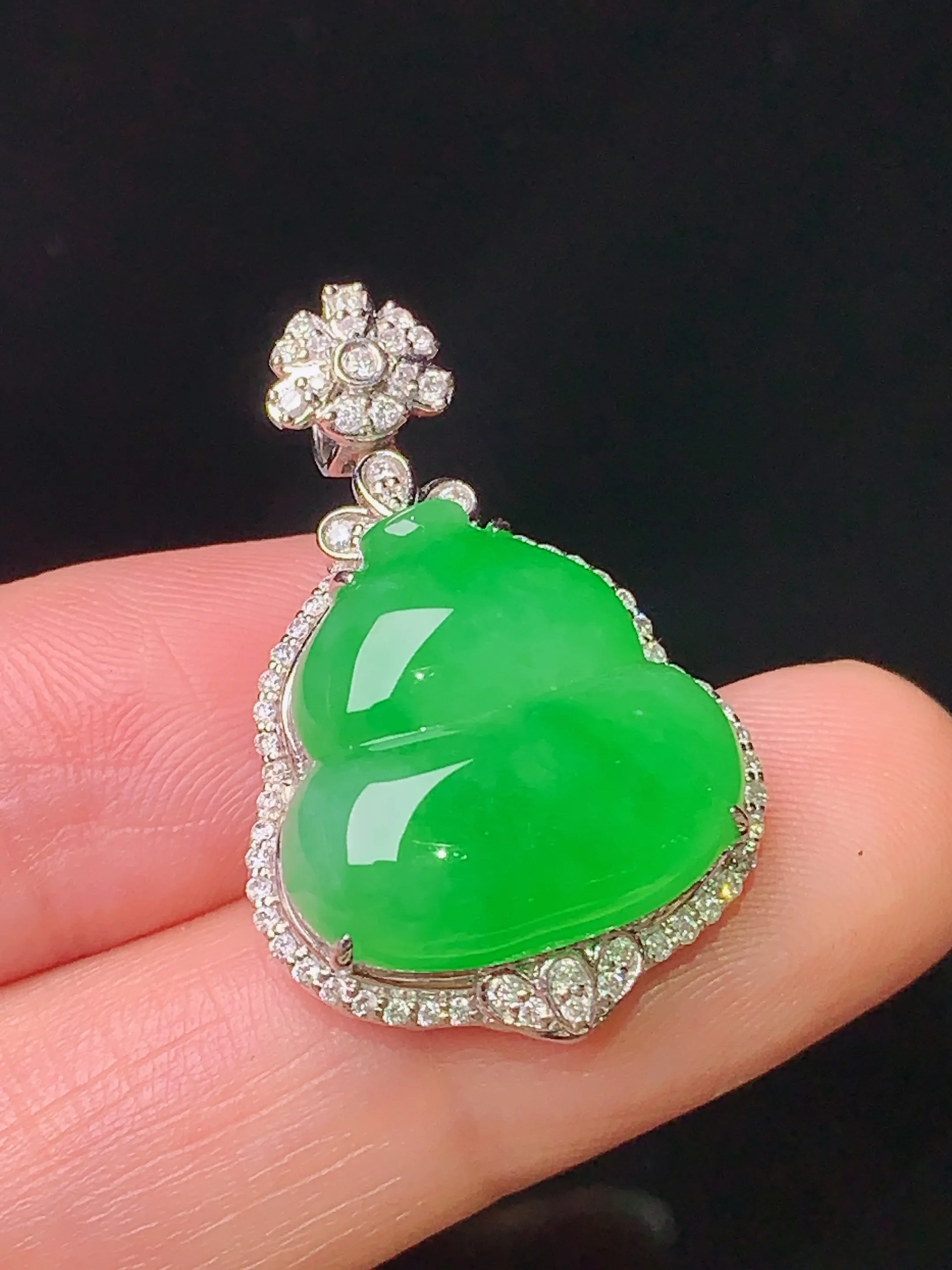18k金钻镶嵌满绿葫芦吊坠 玉质细腻 色泽艳丽 整体尺寸29.5*19*9.2
