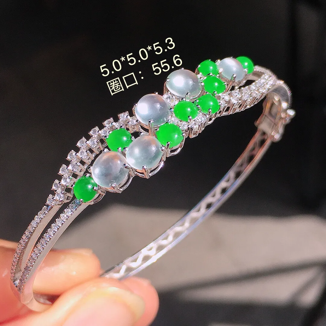 （冰+绿）二合一手镯，色泽均匀艳丽，玉质细腻，荧光感超
强，饱满圆润，尽显优雅气质，18k
金豪华镶嵌
