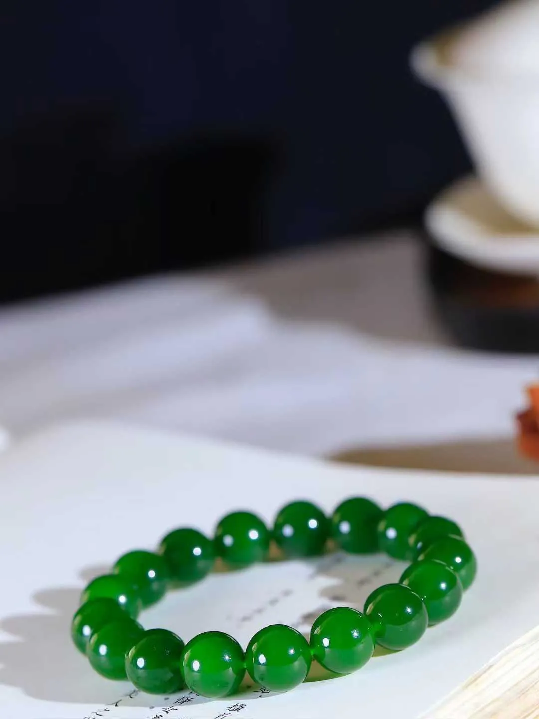 【珠圆玉润.手串】

收藏级臻品️和田玉碧玉珠圆玉润手串 玉质温润细腻  整串打磨圆润，佩戴舒适。