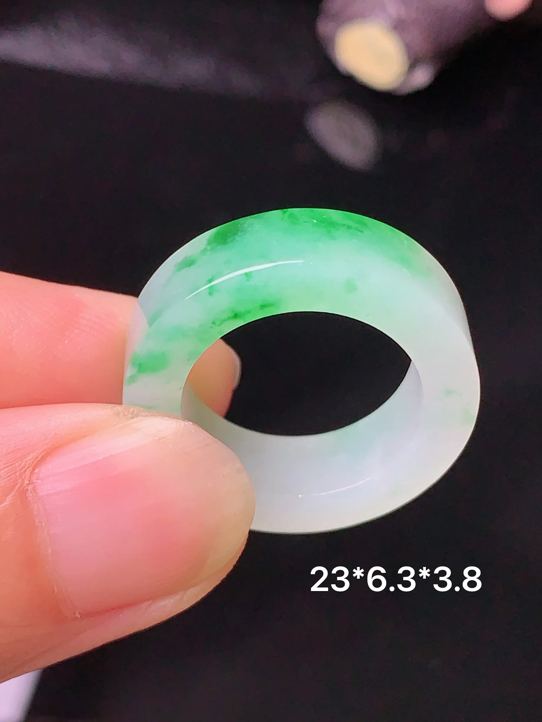 飘绿平安环 玉质细腻 色泽清新艳丽 整体尺寸23*6.3*3.8