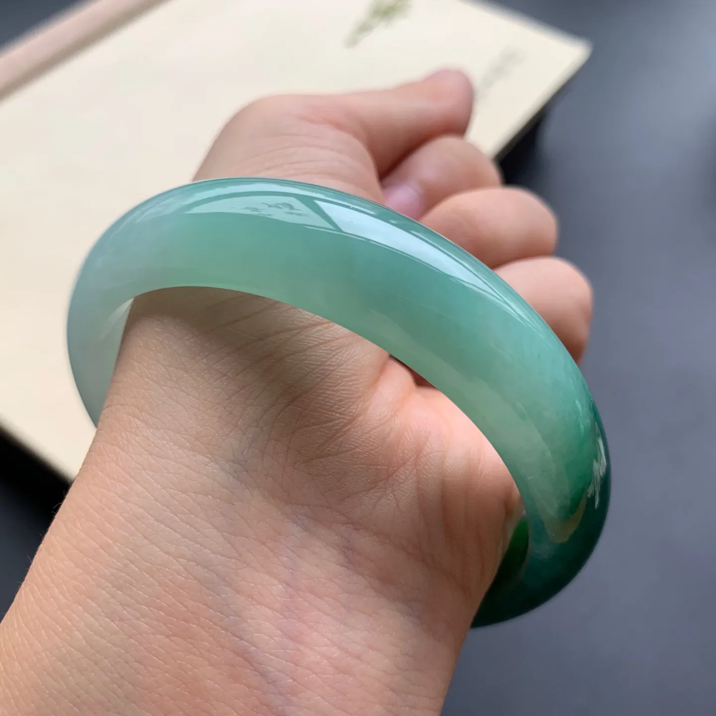 59.5圈口辣绿正圈手镯 尺寸：59.5-14.8-7.5，无纹裂，细腻光滑，色泽浓郁