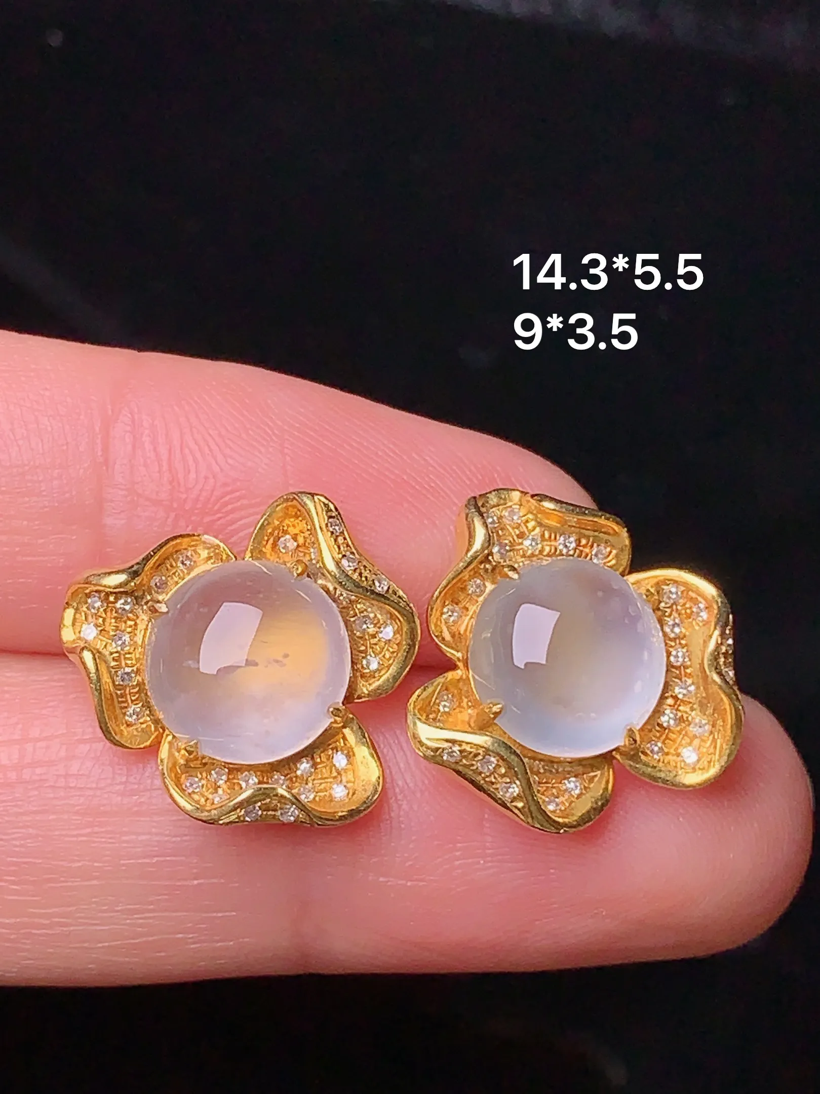 18k金钻镶嵌冰种蛋面耳钉 玉质细腻 色泽清新艳丽 整体尺寸14.3*5.5