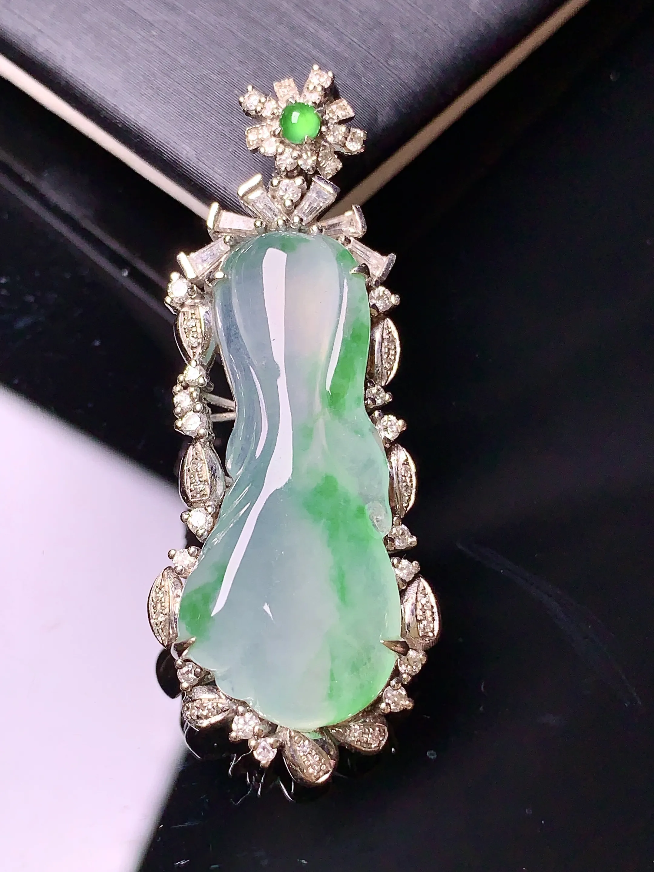 18k金钻镶嵌飘绿白菜吊坠 玉质细腻 色泽清新艳丽 整体尺寸42.5*16.7*8