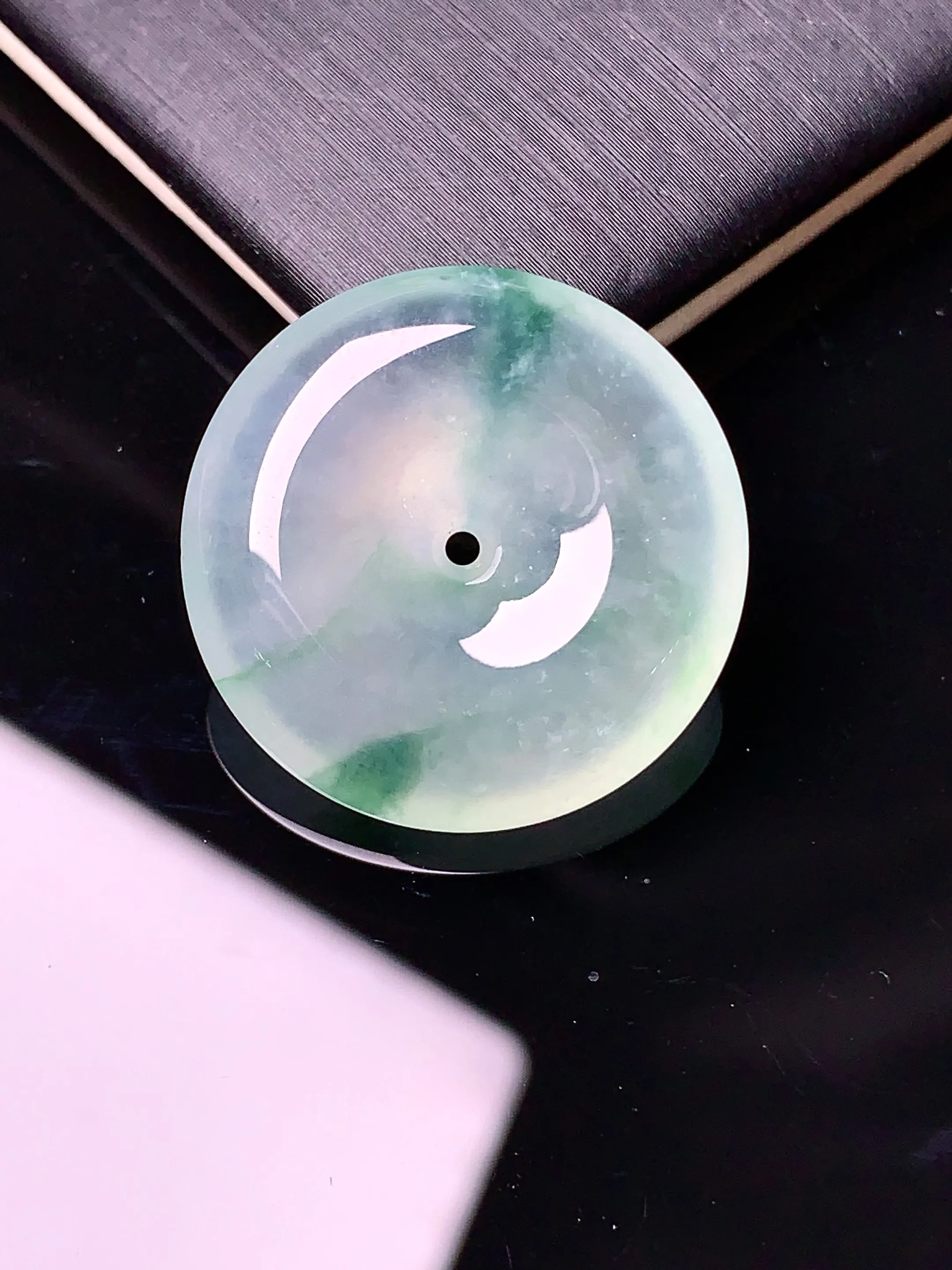 冰种飘绿平安扣吊坠 玉质细腻 色泽清新艳丽 整体尺寸23.2*6