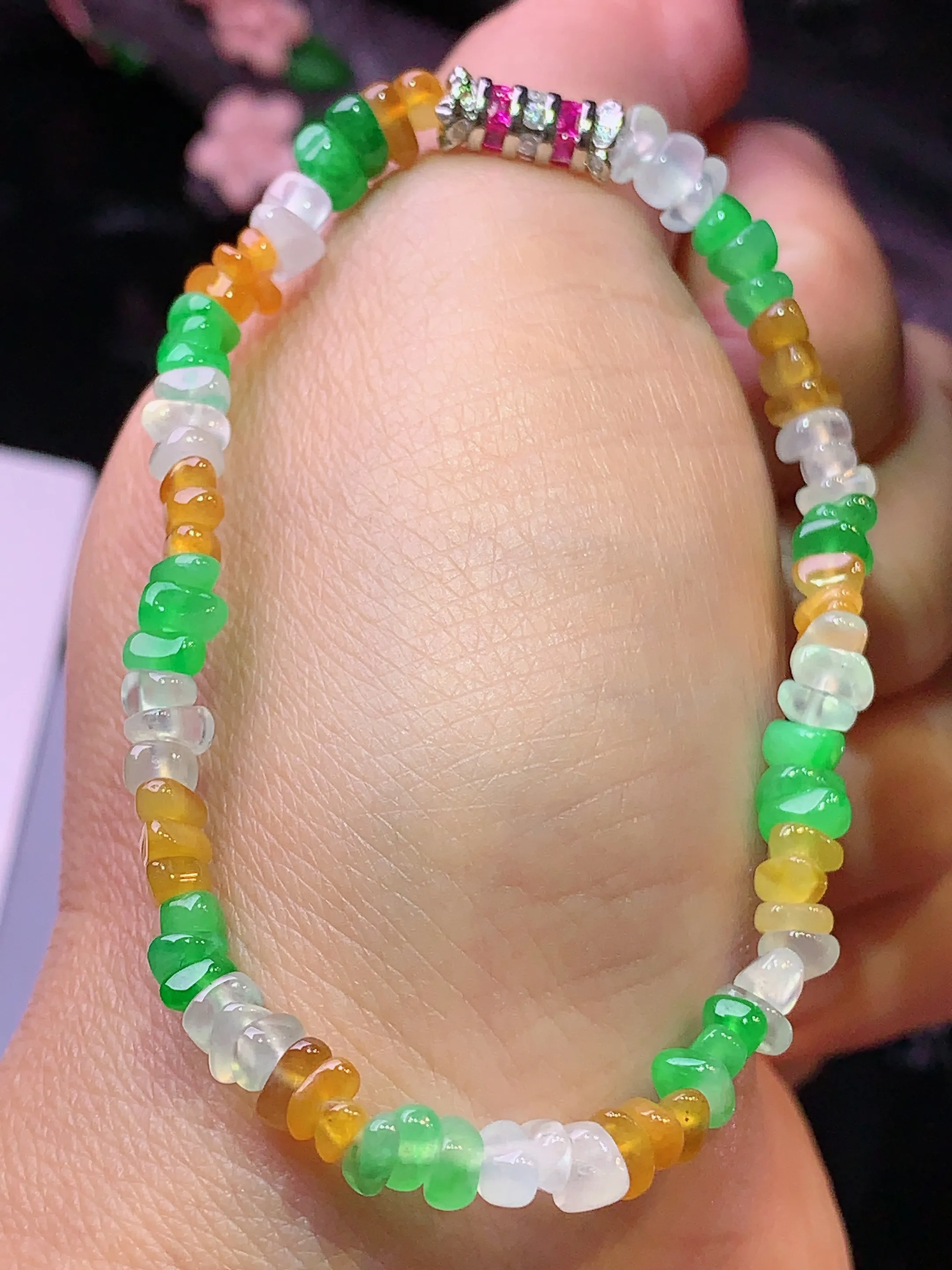 多彩随形手链 玉质细腻 色泽清新艳丽 整体尺寸4.6*3.8*2.5