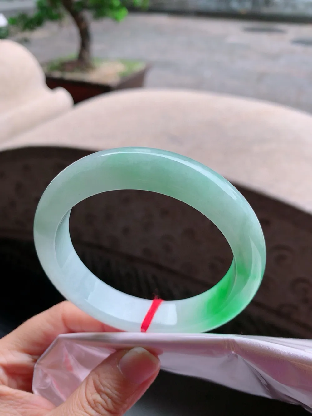 正圈一大节阳绿 无瑕 尺寸:59.5/13.8/9.3 色阳 大圈口