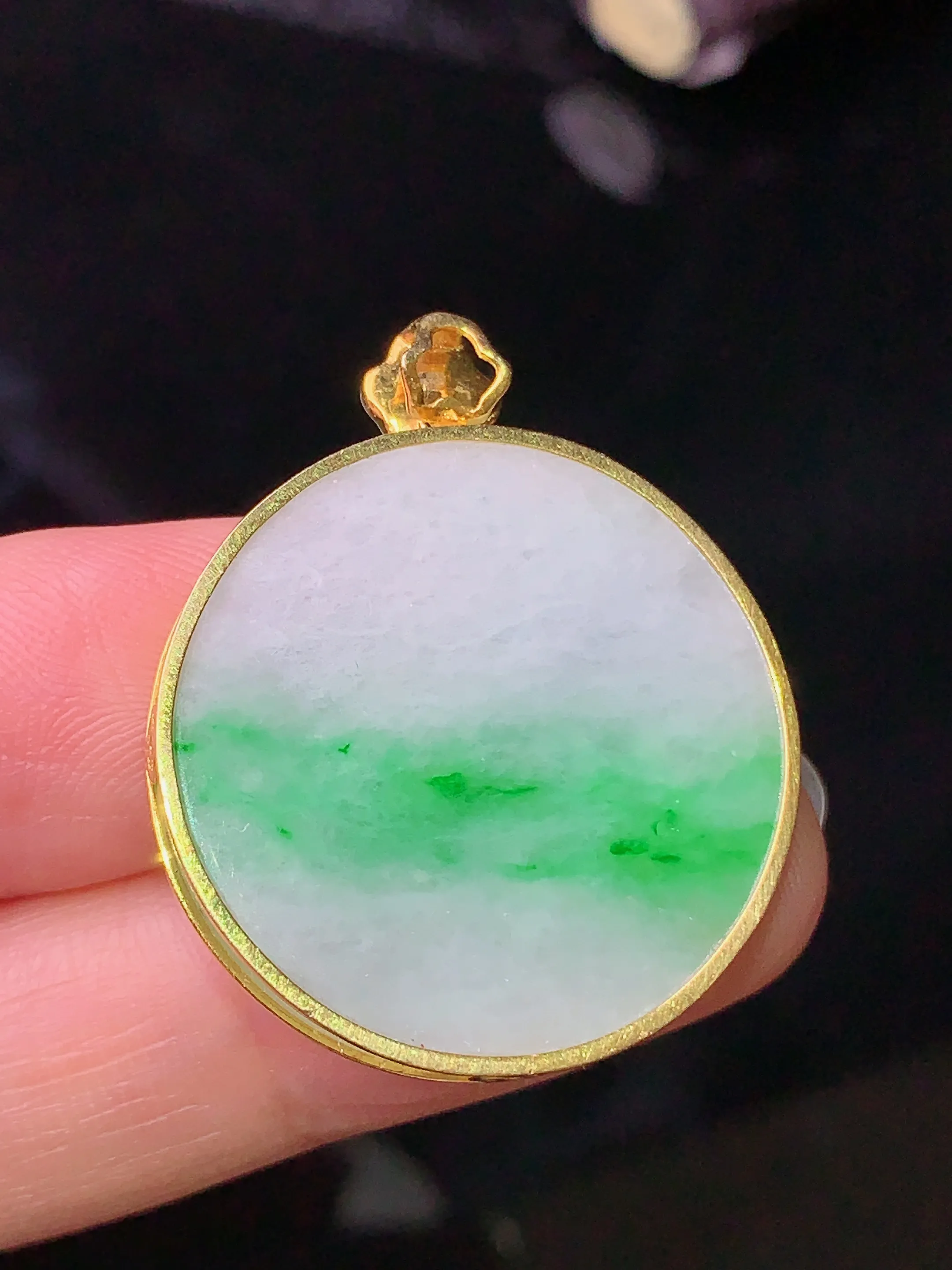 18k金钻镶嵌飘绿圆牌吊坠 玉质细腻 色泽艳丽 整体尺寸30.8*25.3*3.6