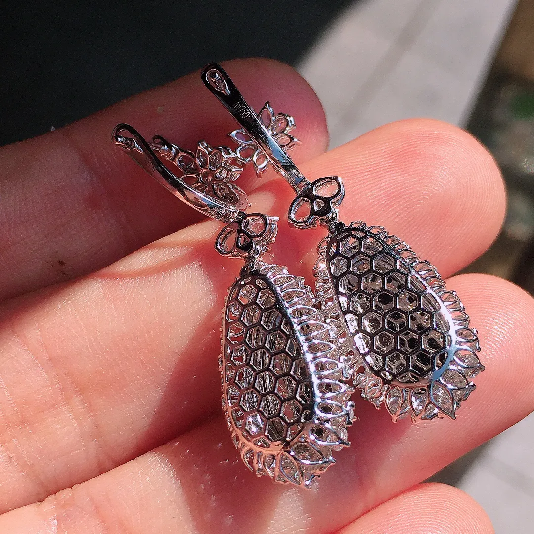 阳绿福豆耳坠，色泽均匀艳丽，玉质细腻，荧光感超
强，饱满圆润，尽显优雅气质，18k
金豪华镶嵌