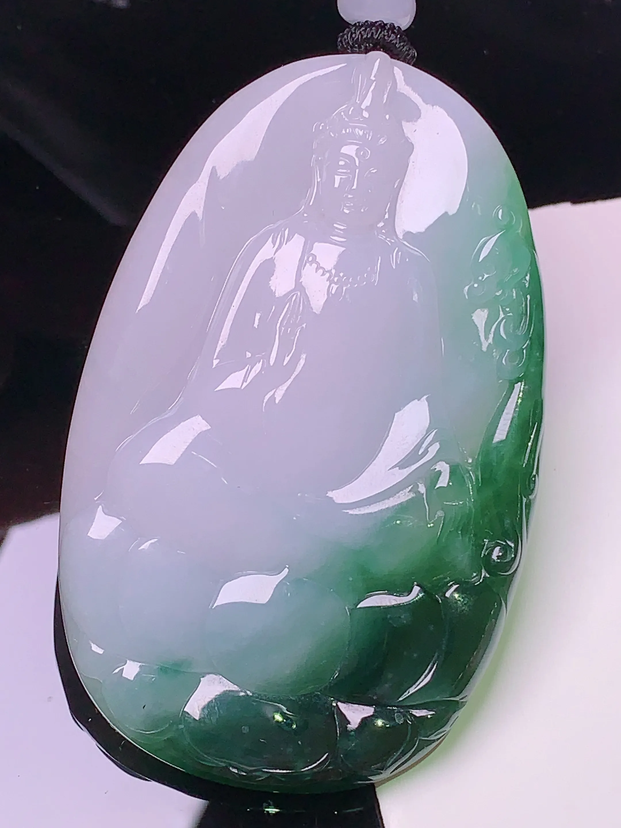 飘绿观音菩萨吊坠 玉质细腻 色泽清新艳丽 整体尺寸62.8*40*5.2
