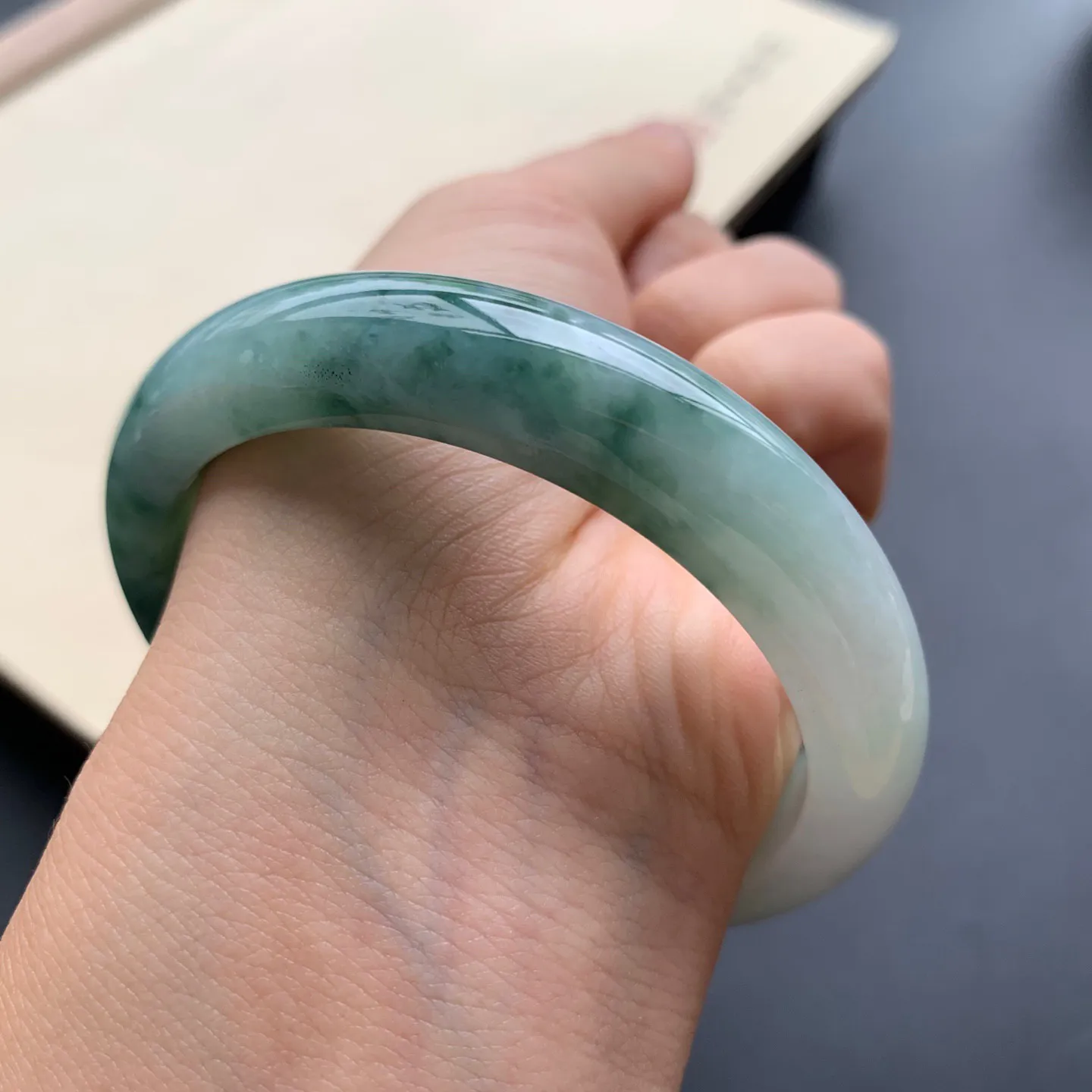 55.8圈口飘花正圈手镯 尺寸：55.8-12.3-8.2，无纹裂，细腻光滑，花色浓郁