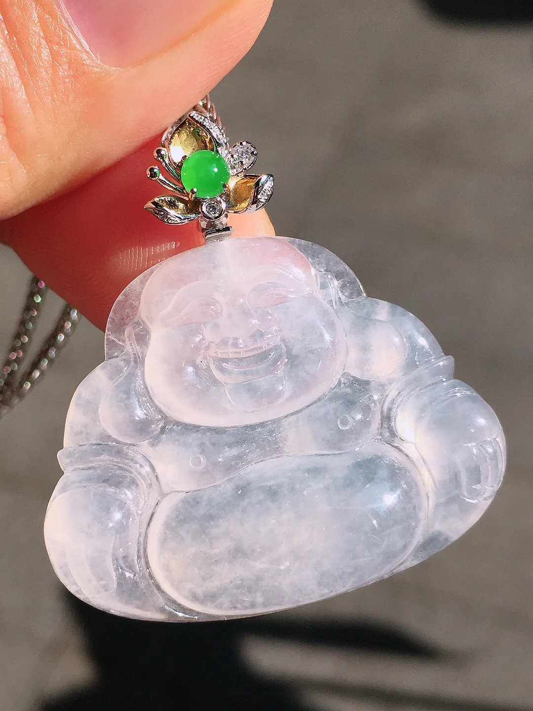 冰种佛公吊坠，玉质细腻，荧光感超
强，饱满圆润，尽显优雅气质，18k
金豪华镶嵌