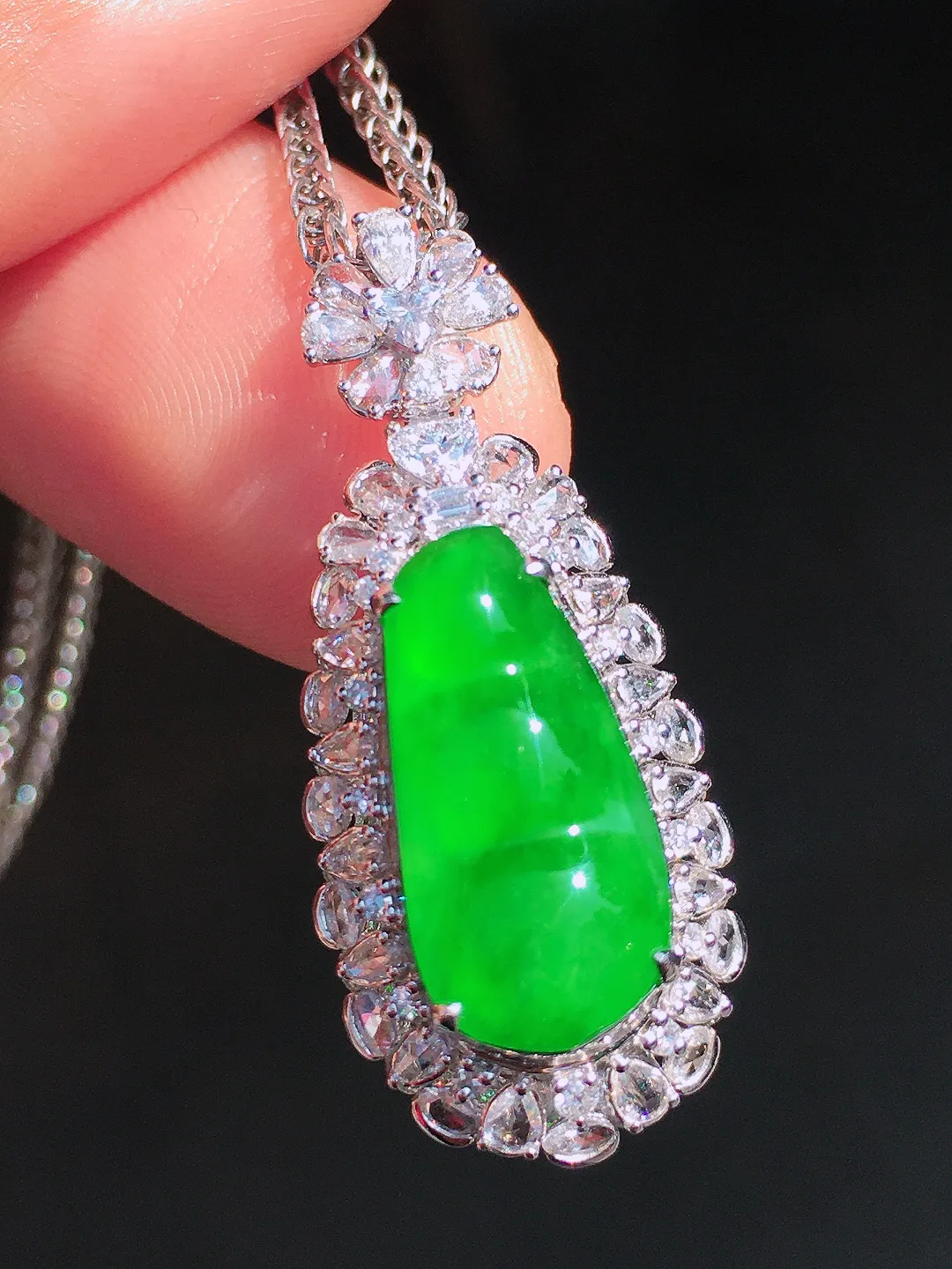 阳绿福豆吊坠，色泽均匀艳丽，玉质细腻，荧光感超
强，饱满圆润，尽显优雅气质，18k
金豪华镶嵌