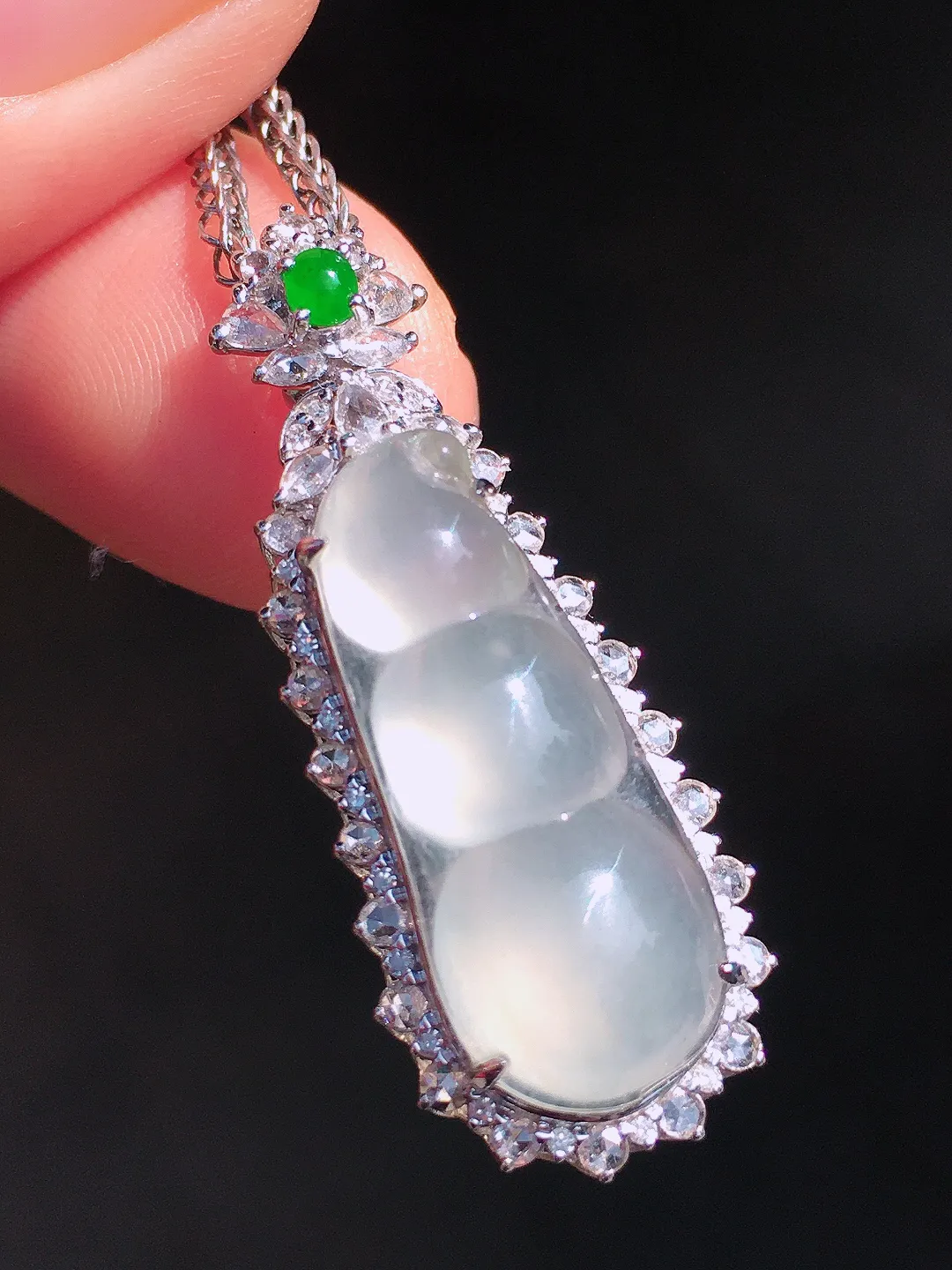 冰种福豆吊坠，玉质细腻，荧光感超
强，饱满圆润，尽显优雅气质，18k
金豪华镶嵌