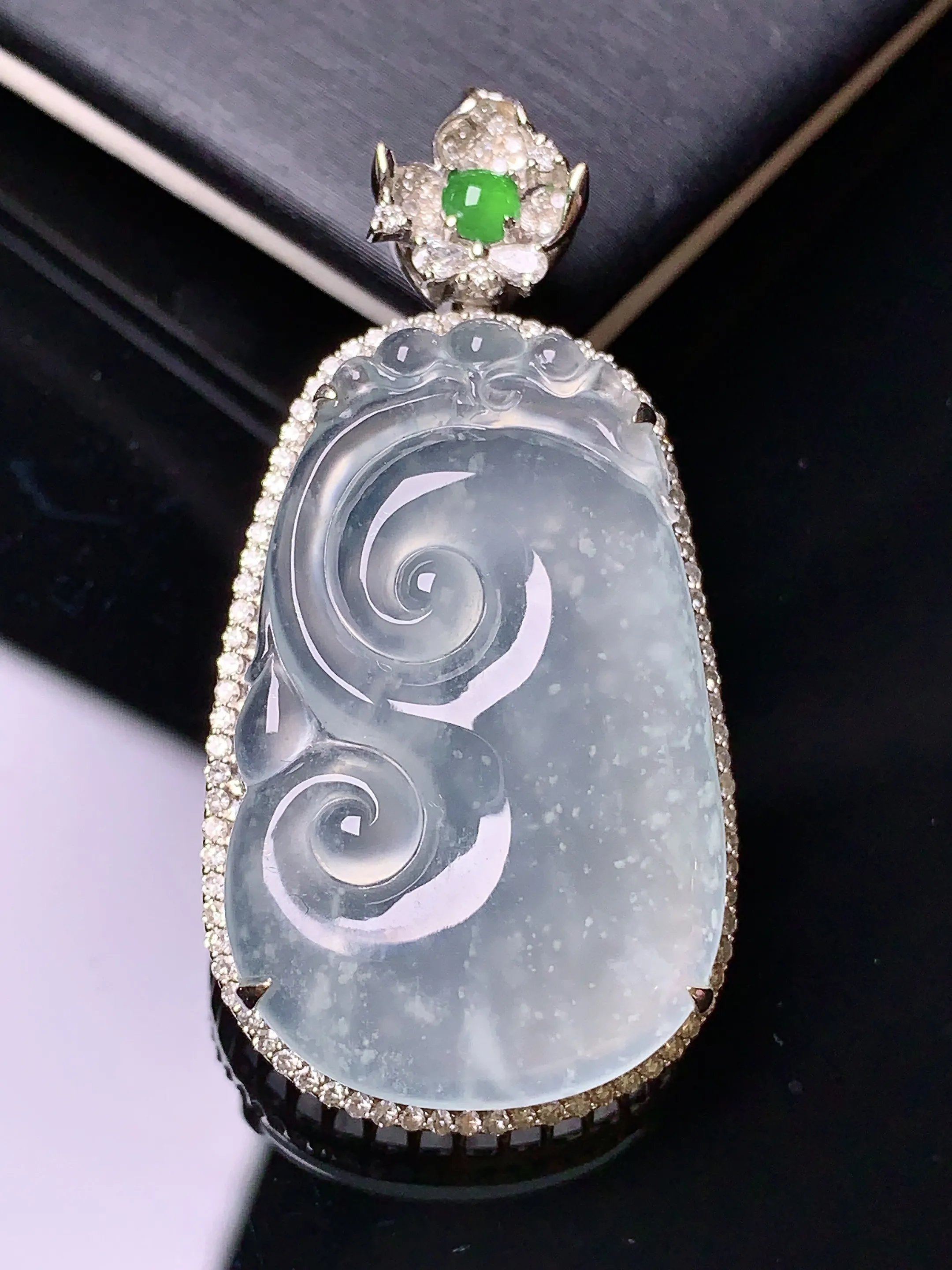 18k金钻镶嵌木那料雪花棉如意吊坠 玉质细腻 色泽清新艳丽 整体尺寸43.5*21.7*8.7