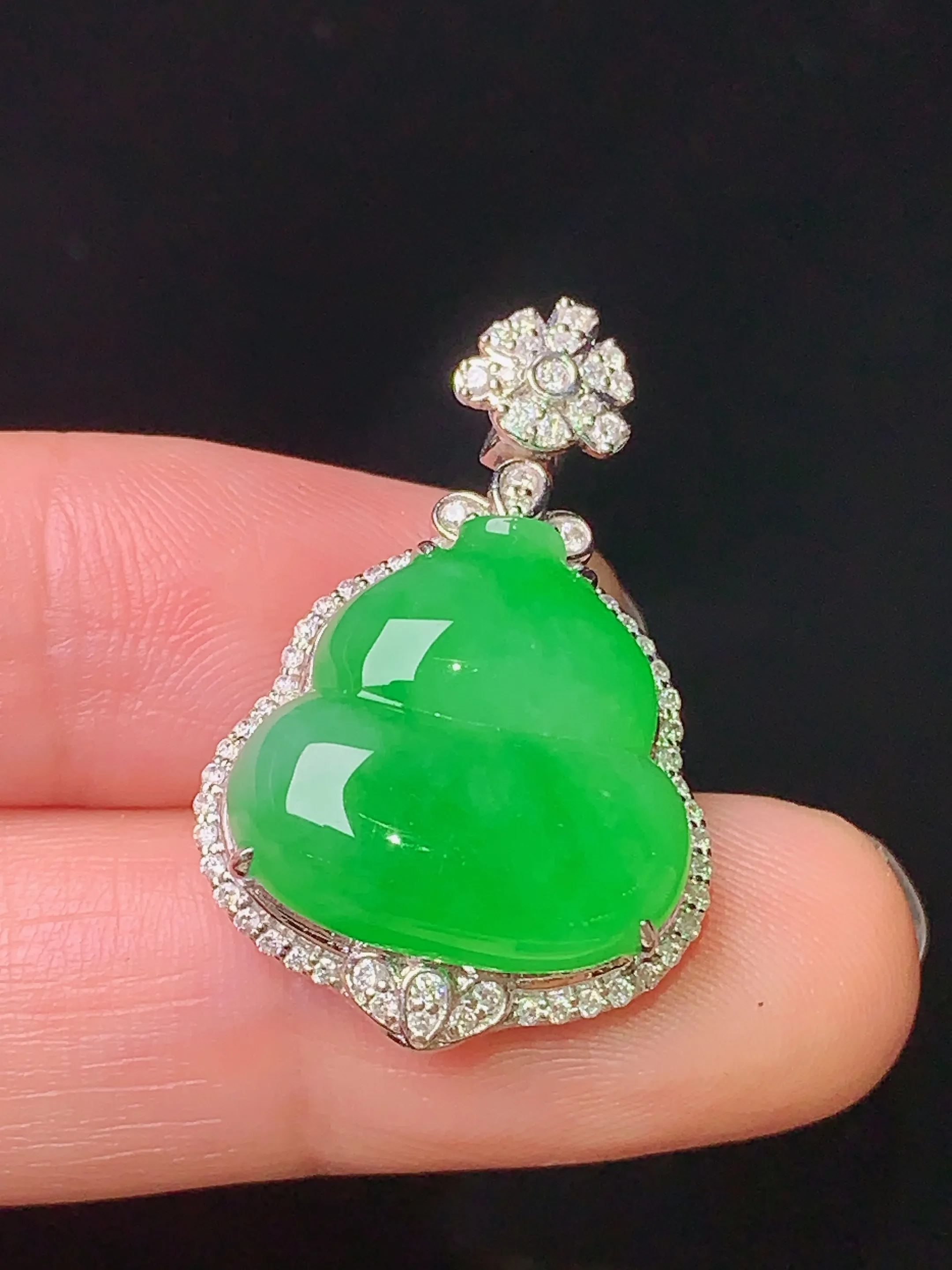 18k金钻镶嵌满绿葫芦吊坠 玉质细腻 色泽艳丽 整体尺寸29.5*19*9.2
