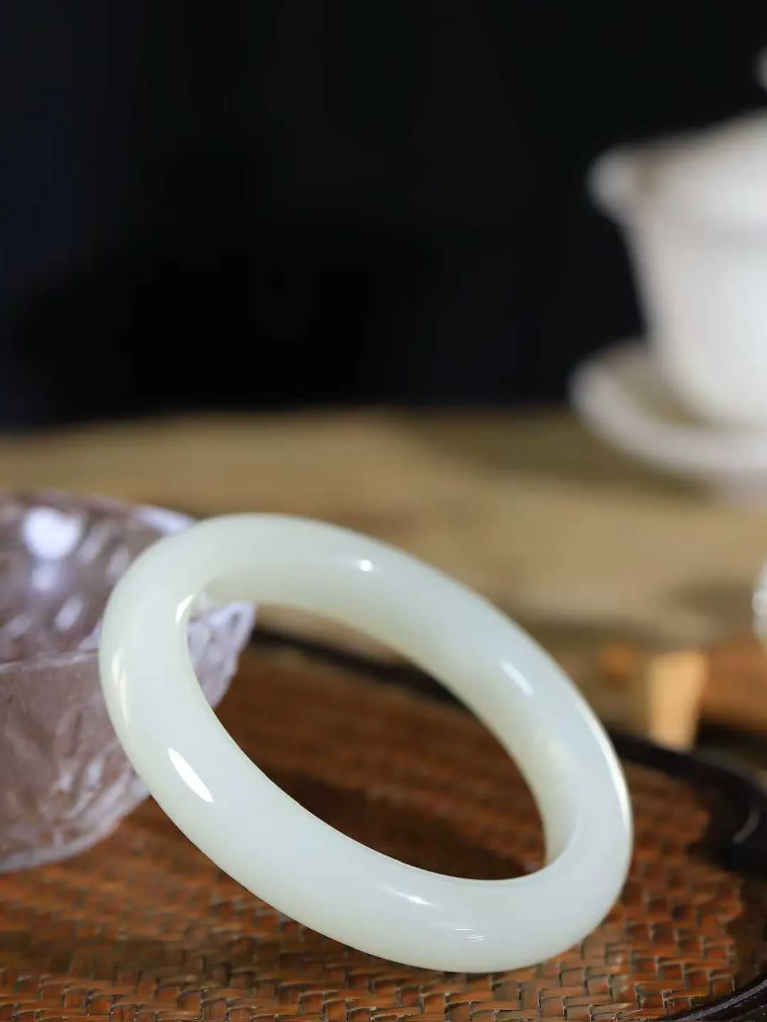 【岁月之韵.手镯】

精品和田玉晴水手镯，色泽淡雅如雨后初晴的天空，清新脱俗。手镯圆润饱满，寓意圆满和谐，承载着岁月的温柔与时光的沉淀。无论是日常佩戴还是珍藏，都是对美好生活的诗意表达。重64克  尺寸57.5-12.2-9.8mm  56110574A