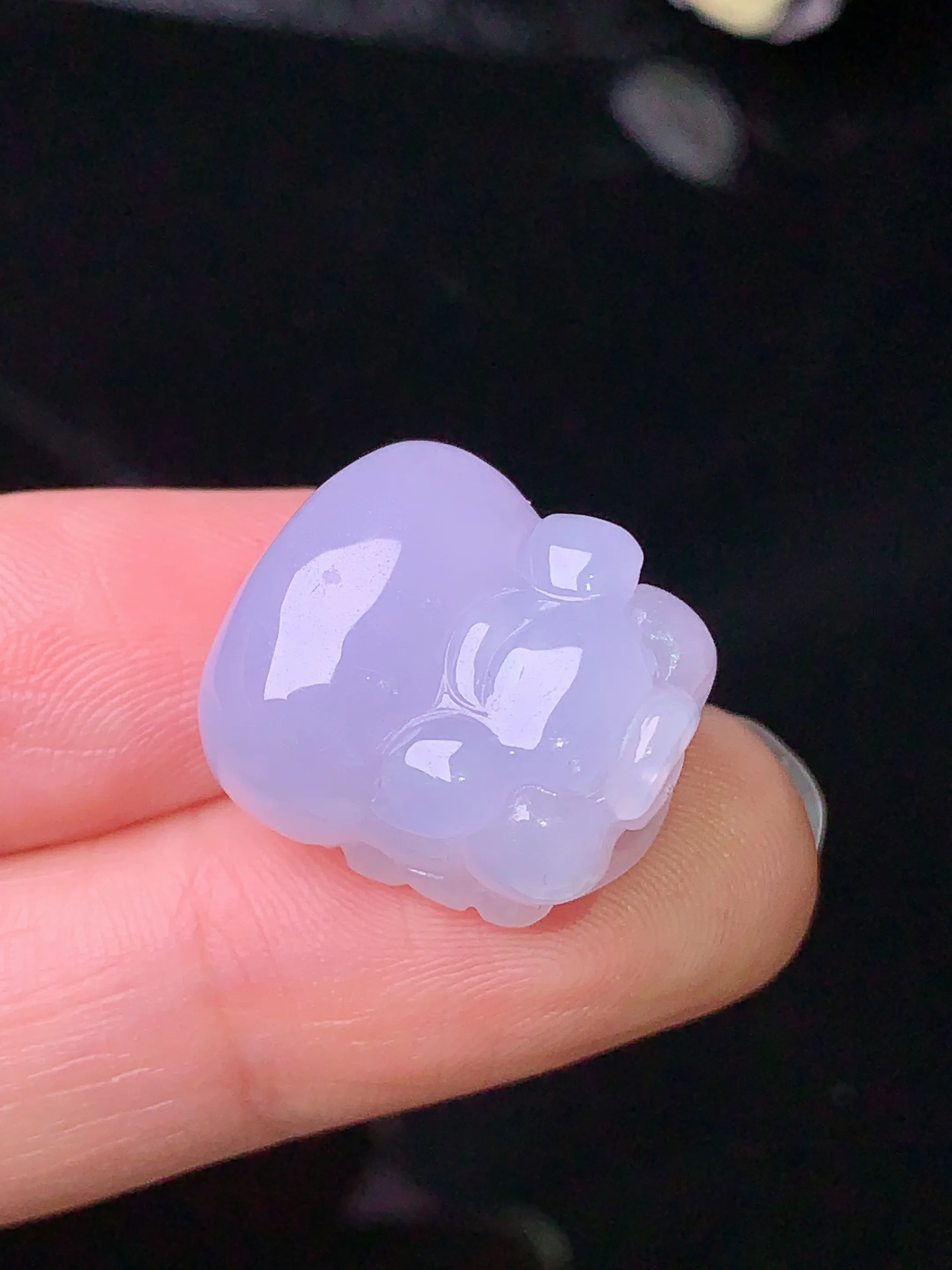 淡紫罗兰生肖猪吊坠 玉质细腻 色泽清新艳丽 整体尺寸17.5*16.2*10.5