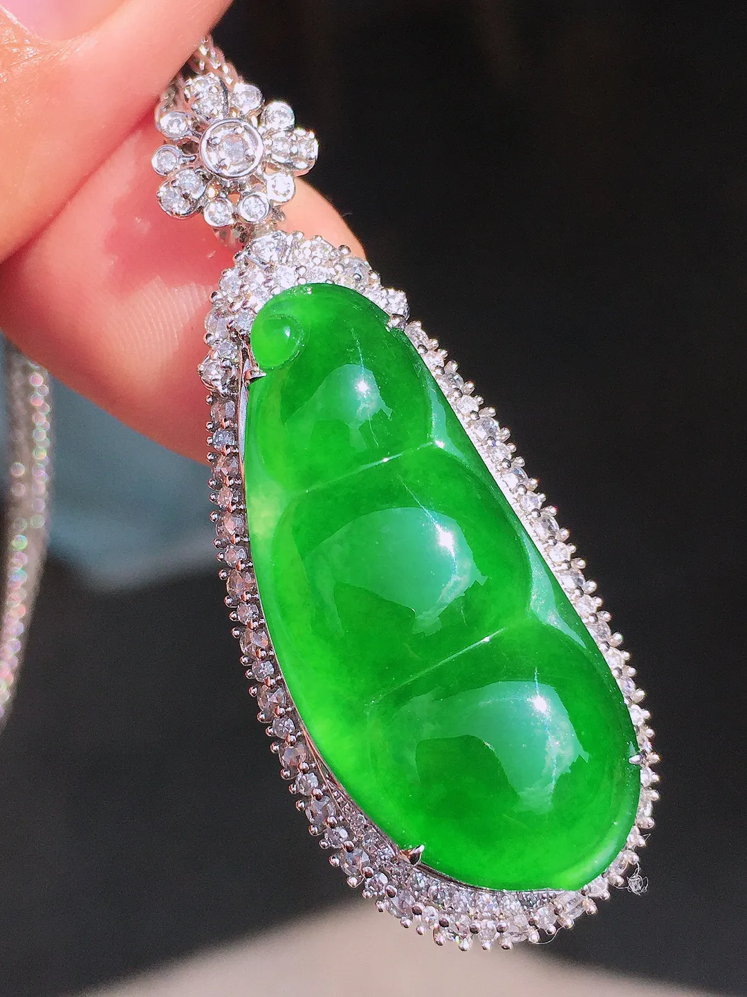 阳绿福豆吊坠：色泽均匀艳丽，玉质细腻，荧光感超
强，饱满圆润，尽显优雅气质，18k
金豪华镶嵌