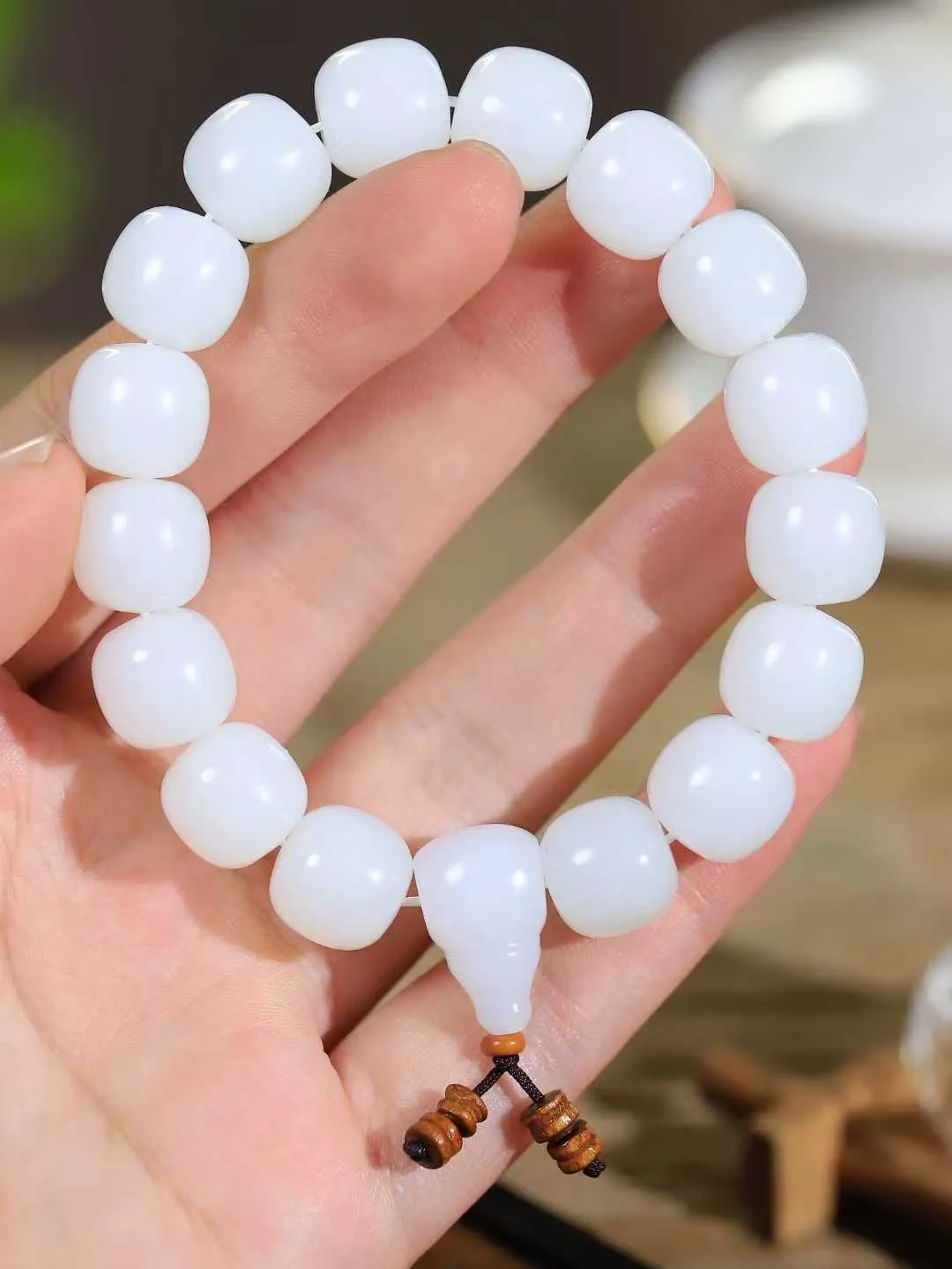 （老型珠.手串）

精品 和田玉白玉老型珠手串，也可做手持，玉质细腻油润 饱满光滑 质朴无华，悠远简单，人心境界远，百世修炼深，心灵常驻善意持，觉悟人生百世修。重62.6克    尺寸取一12.3-12.9mm    54110531L