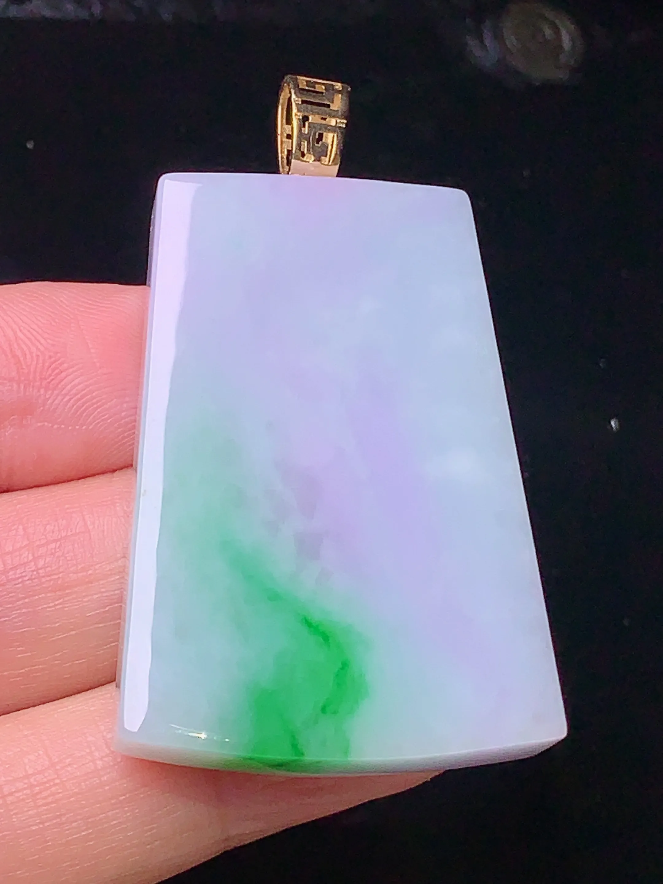 18k金镶嵌淡春彩无事牌吊坠 玉质细腻 色泽艳丽 整体尺寸50.7*28.8*8.5