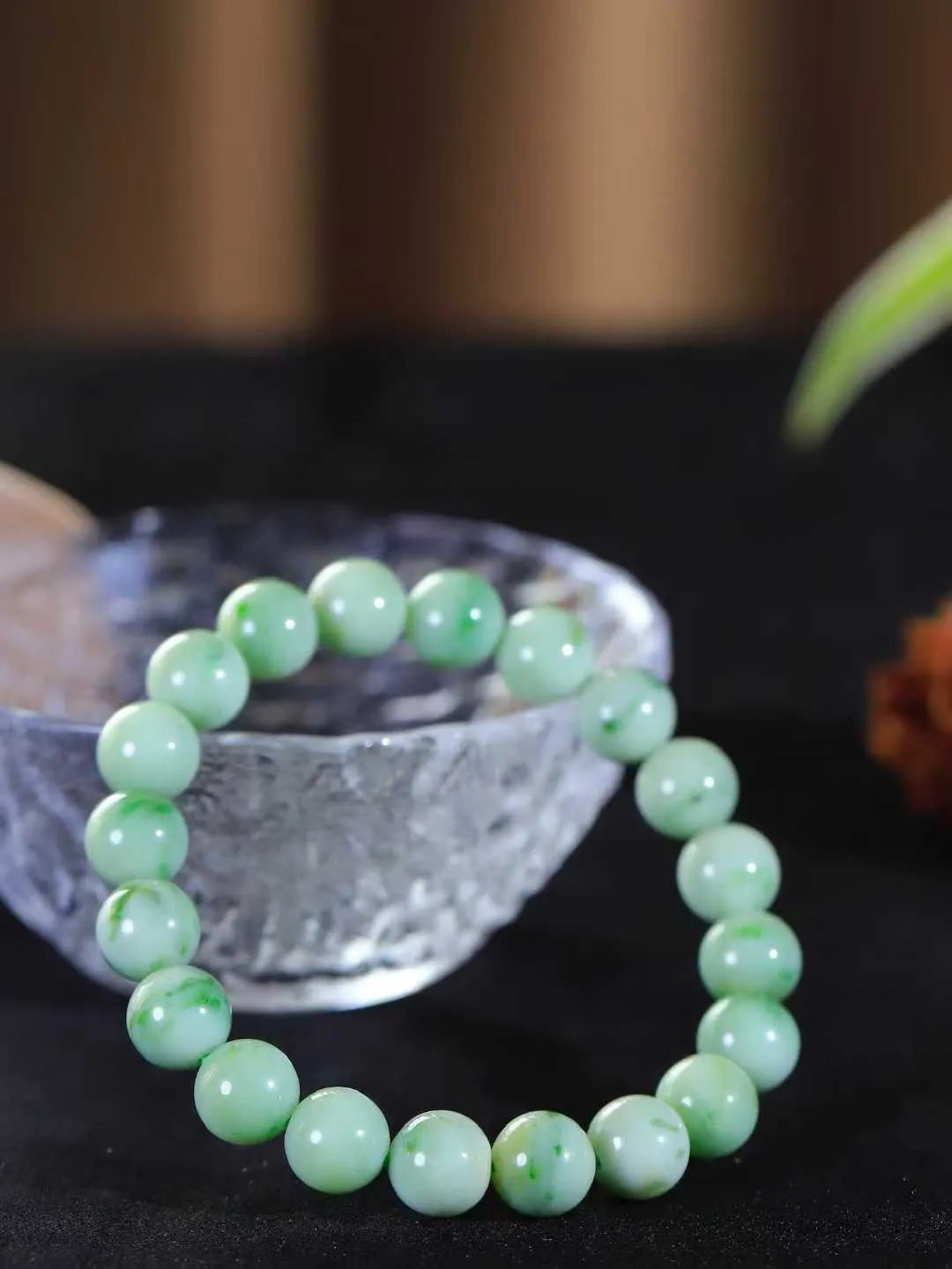 【珠圆玉润.手串】

精品和田玉翠青珠圆玉润手串 玉质温润细腻  整串打磨圆润，佩戴舒适。珠珠落玉盘，间关莺语花底滑，一生美好时光，无论身在何处，都有它相伴相守。事事顺遂，幸福美满，吉祥如意。重30.8克 尺寸取一9.9mm  FDA-22110533