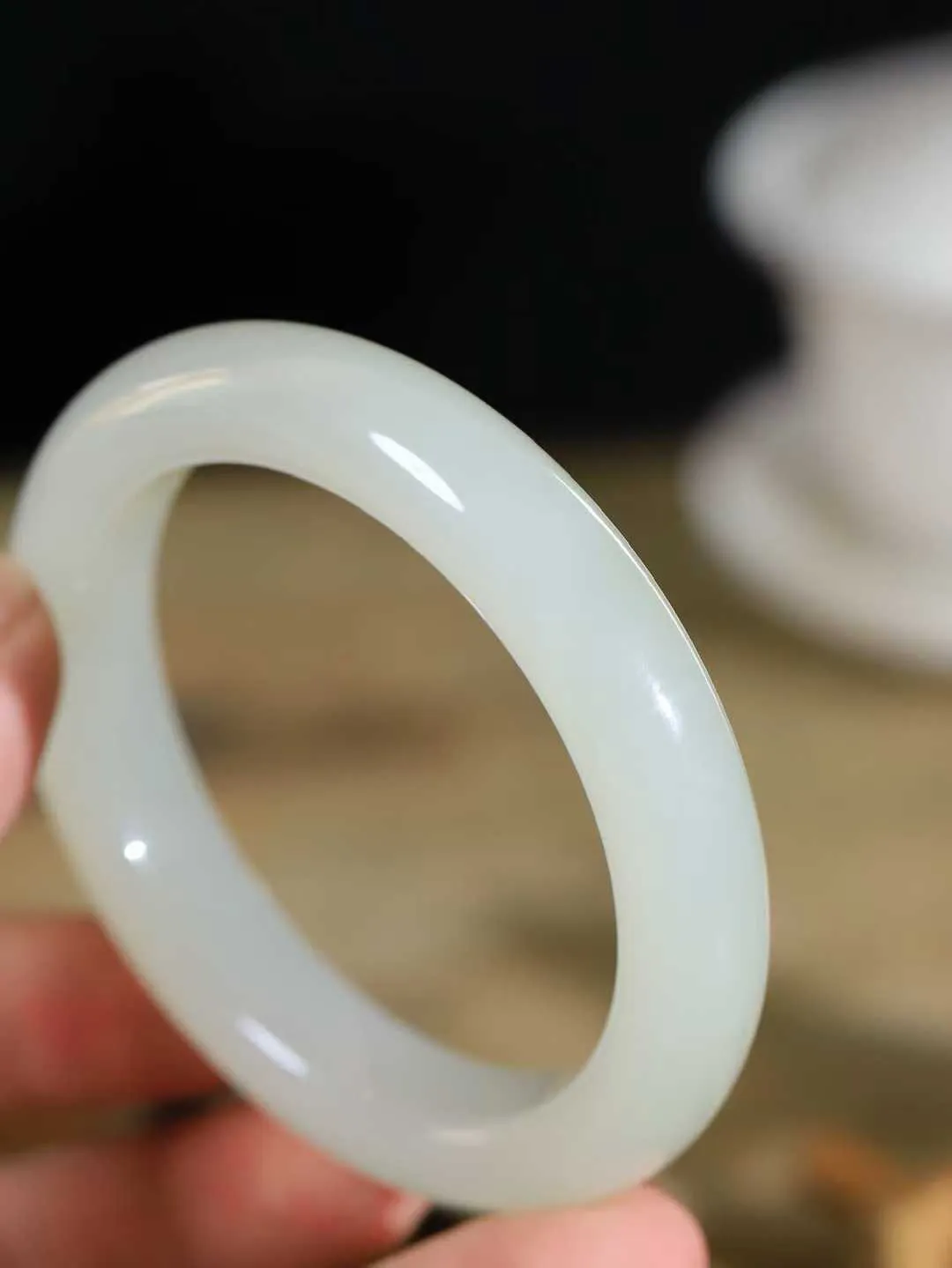 【岁月之韵.手镯】

精品和田玉晴水手镯，色泽淡雅如雨后初晴的天空，清新脱俗。手镯圆润饱满，寓意圆满和谐，承载着岁月的温柔与时光的沉淀。无论是日常佩戴还是珍藏，都是对美好生活的诗意表达。重64克  尺寸57.5-12.2-9.8mm  56110574A