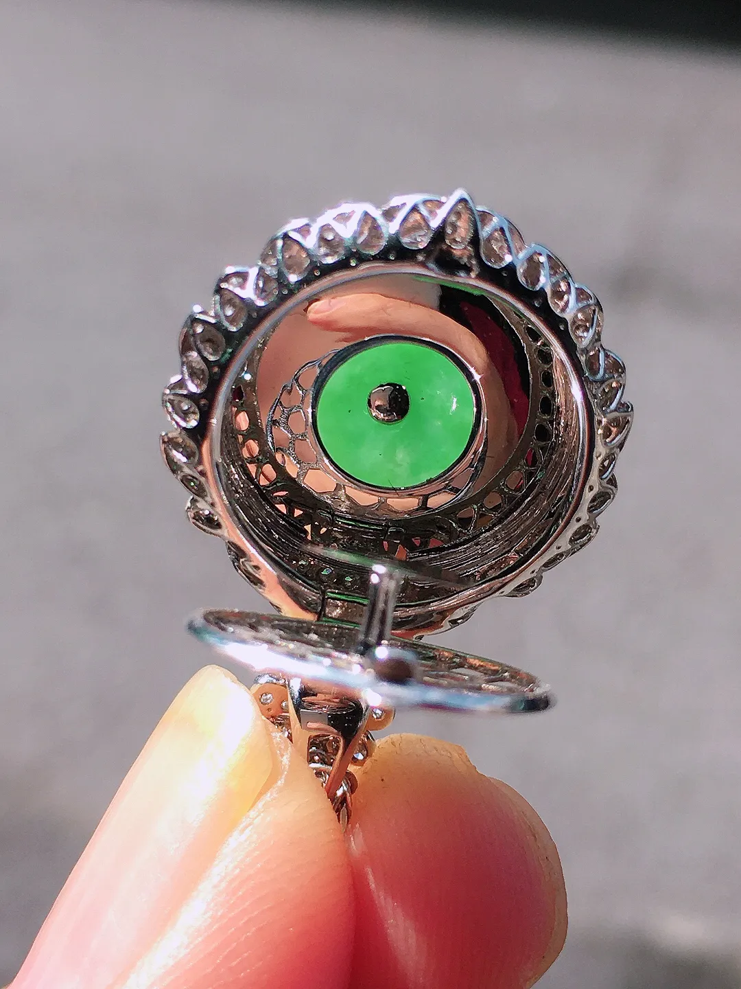 阳绿平安扣吊坠，色泽均匀艳丽，玉质细腻，荧光感超
强，饱满圆润，尽显优雅气质，18k
金豪华镶嵌