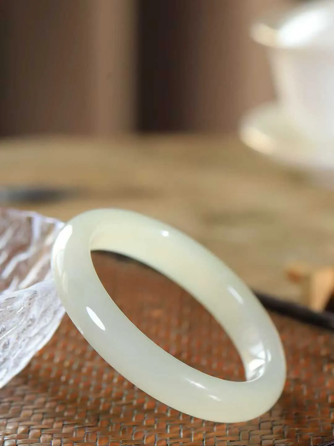 【婉约佳人.手镯】

精品和田玉冰底手镯 玉质温润细腻 油性十足 手感舒适，高华雅逸，线条流畅，简约大气，美自天成，素雅高贵。佩戴于腕间，婉约之美，举手投足间透出那份低调奢华。重50.6克 内径56.5mm  尺寸12-8.5mm   FDA-69110531