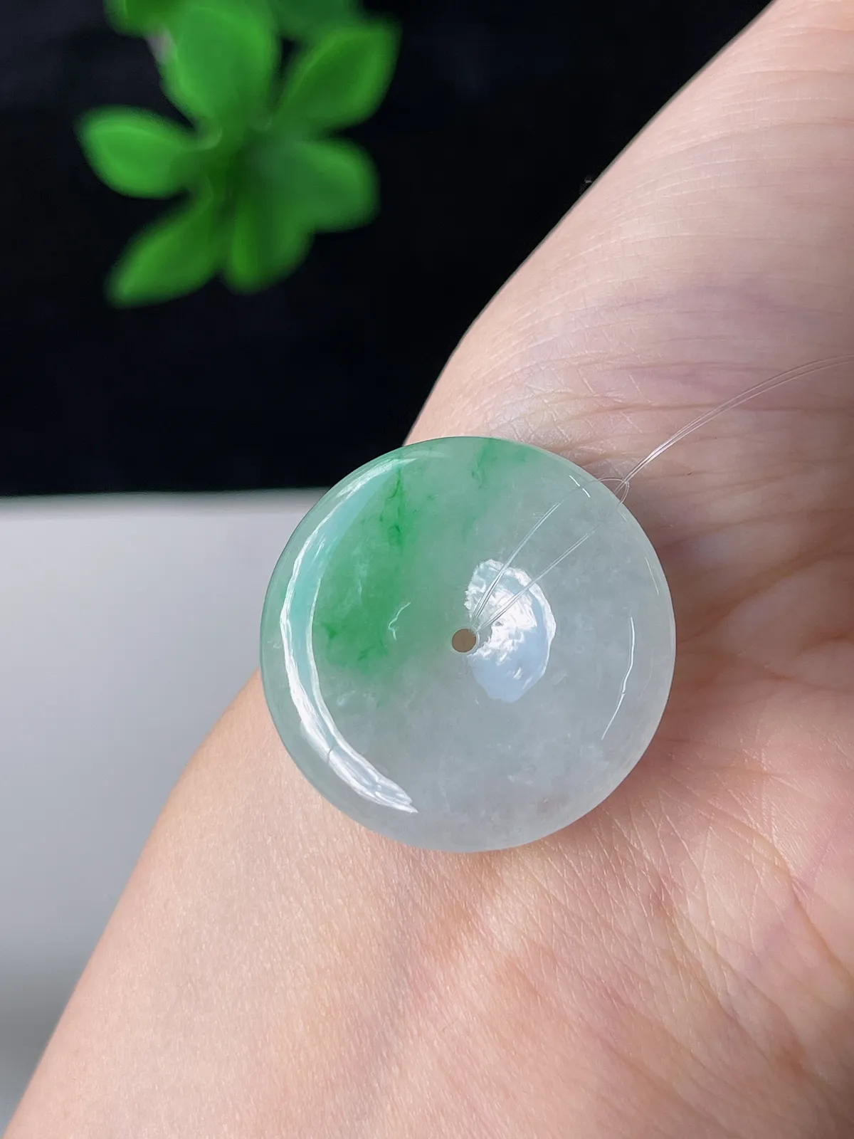 翡翠冰糯种飘绿平安扣