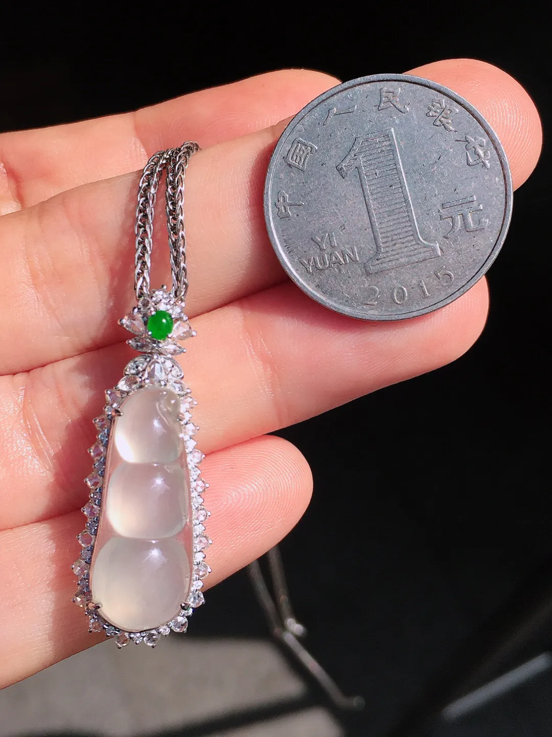 冰种福豆吊坠，玉质细腻，荧光感超
强，饱满圆润，尽显优雅气质，18k
金豪华镶嵌