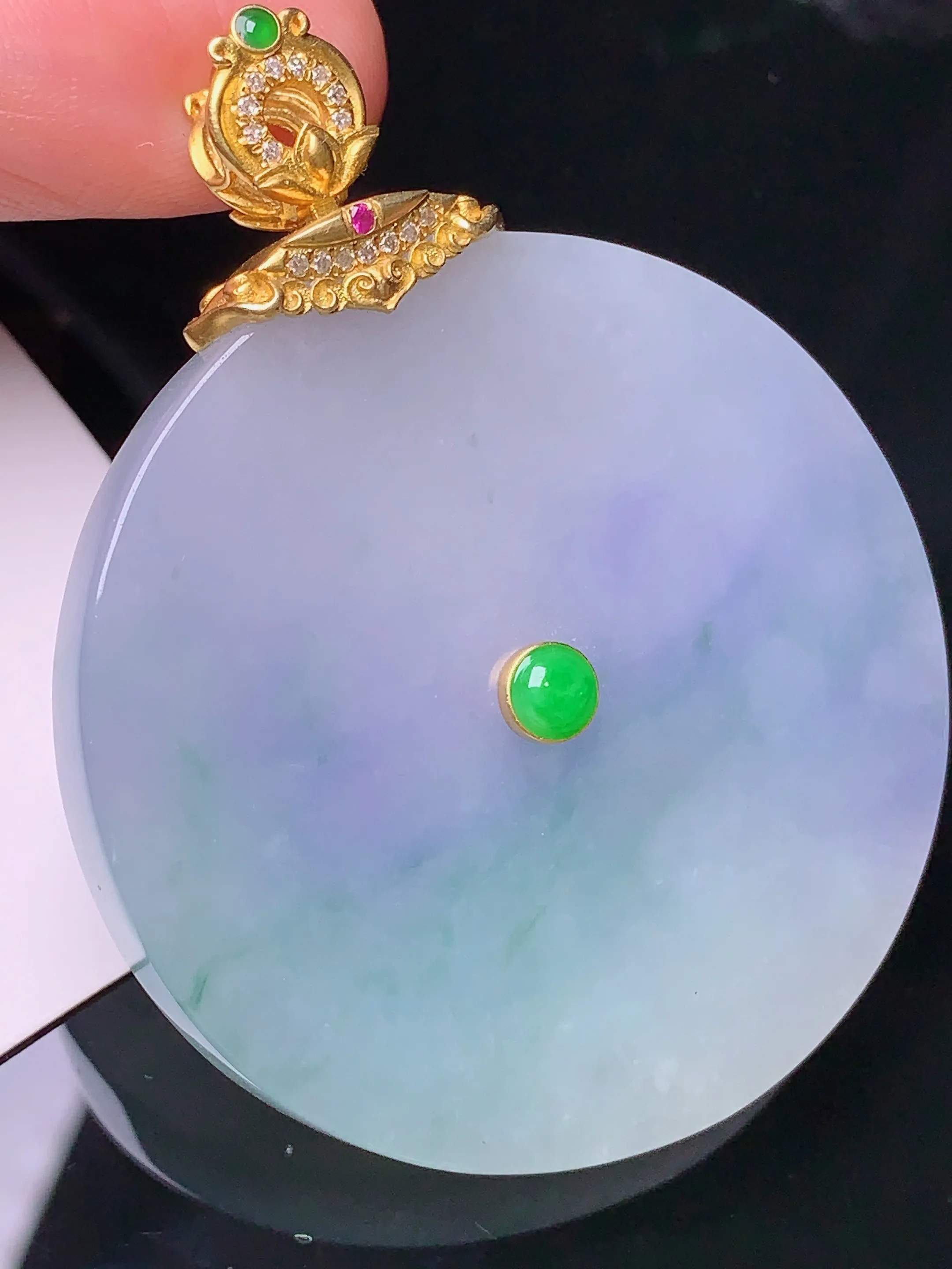 18k金钻镶嵌淡春彩圆牌吊坠 玉质细腻 色泽清新艳丽 整体尺寸56*45*6