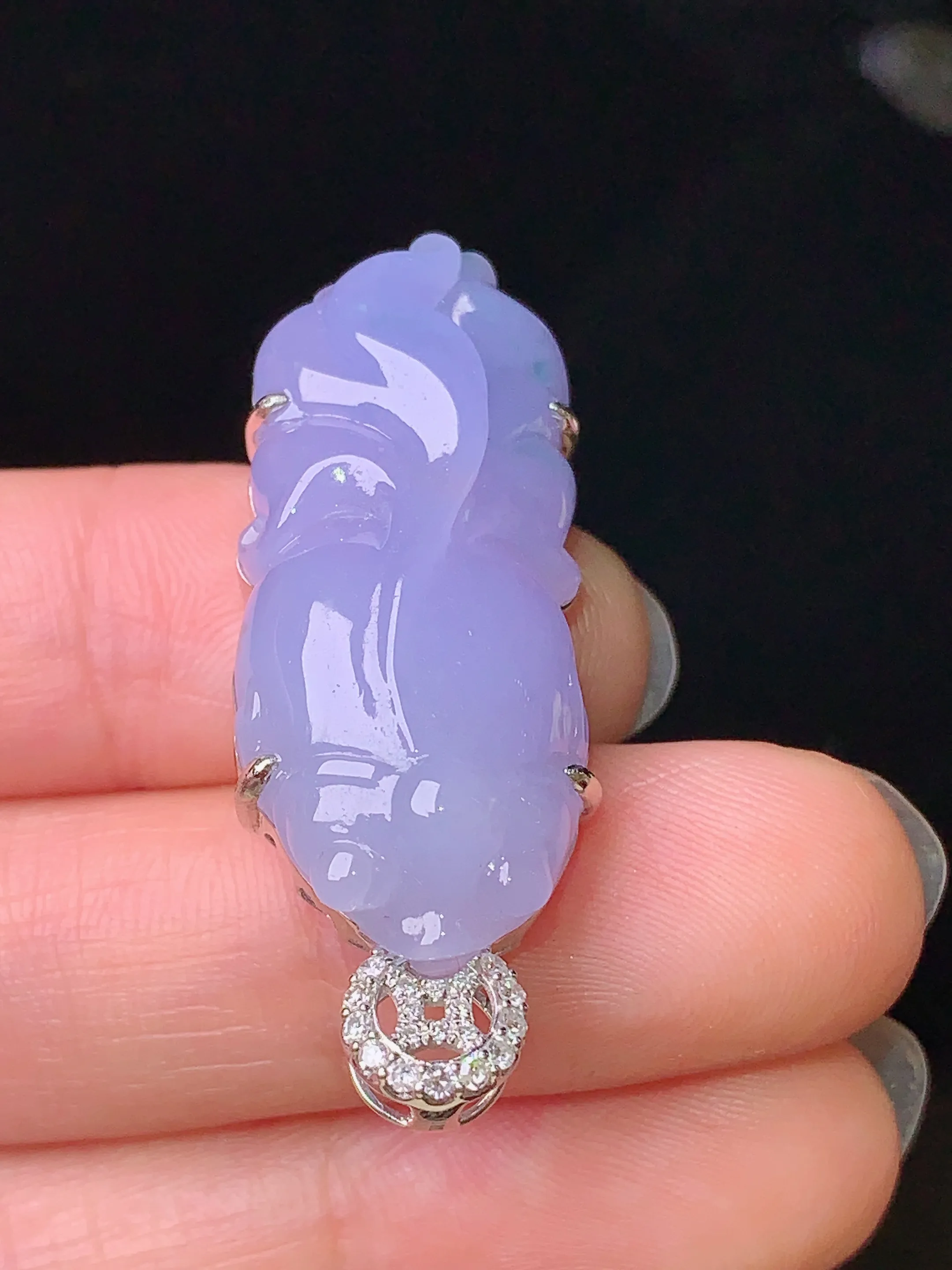 18k金钻镶嵌紫罗兰金鱼吊坠 玉质细腻 色泽艳丽 整体尺寸37.5*14.3*8.5