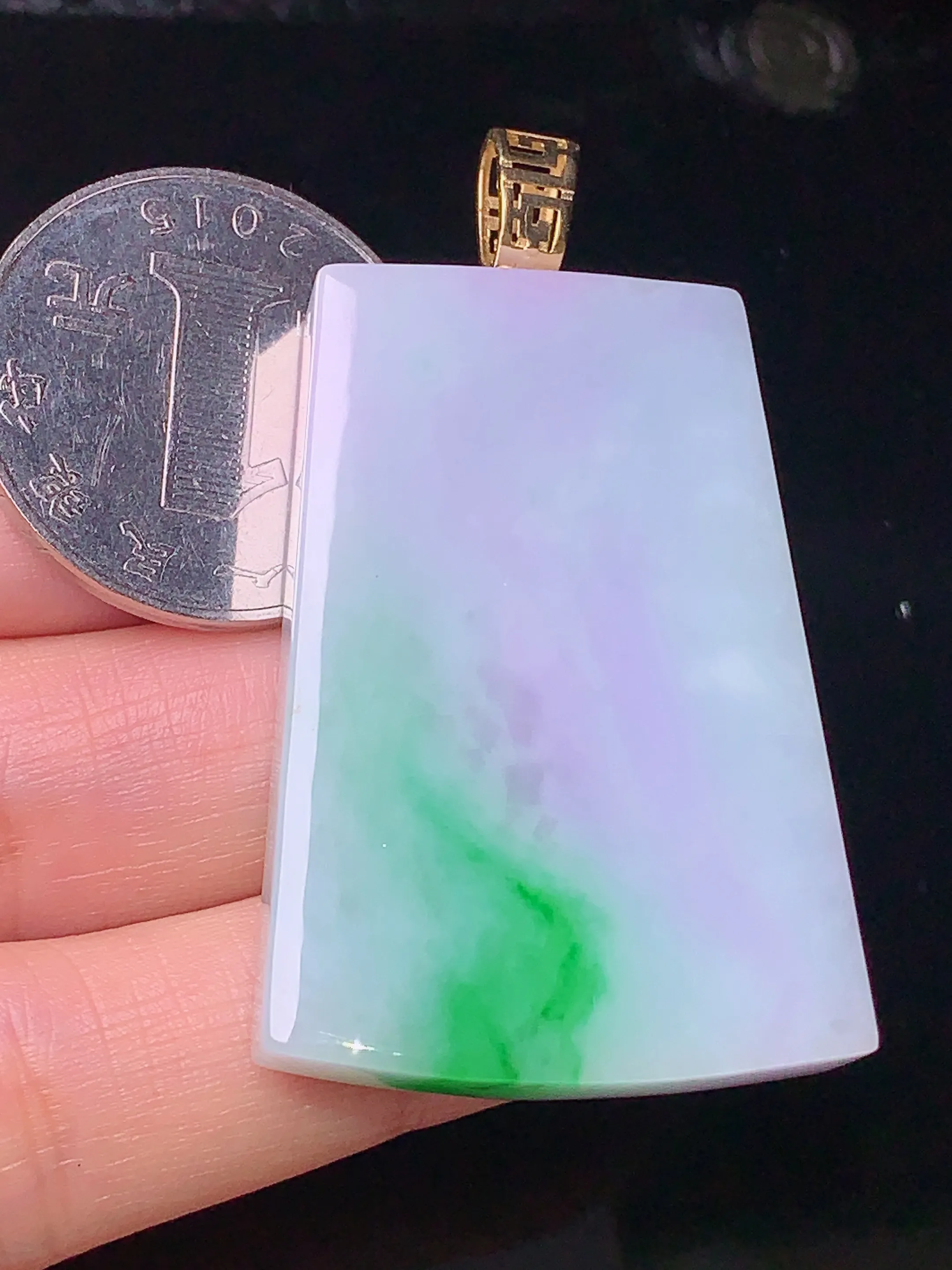 18k金镶嵌淡春彩无事牌吊坠 玉质细腻 色泽艳丽 整体尺寸50.7*28.8*8.5