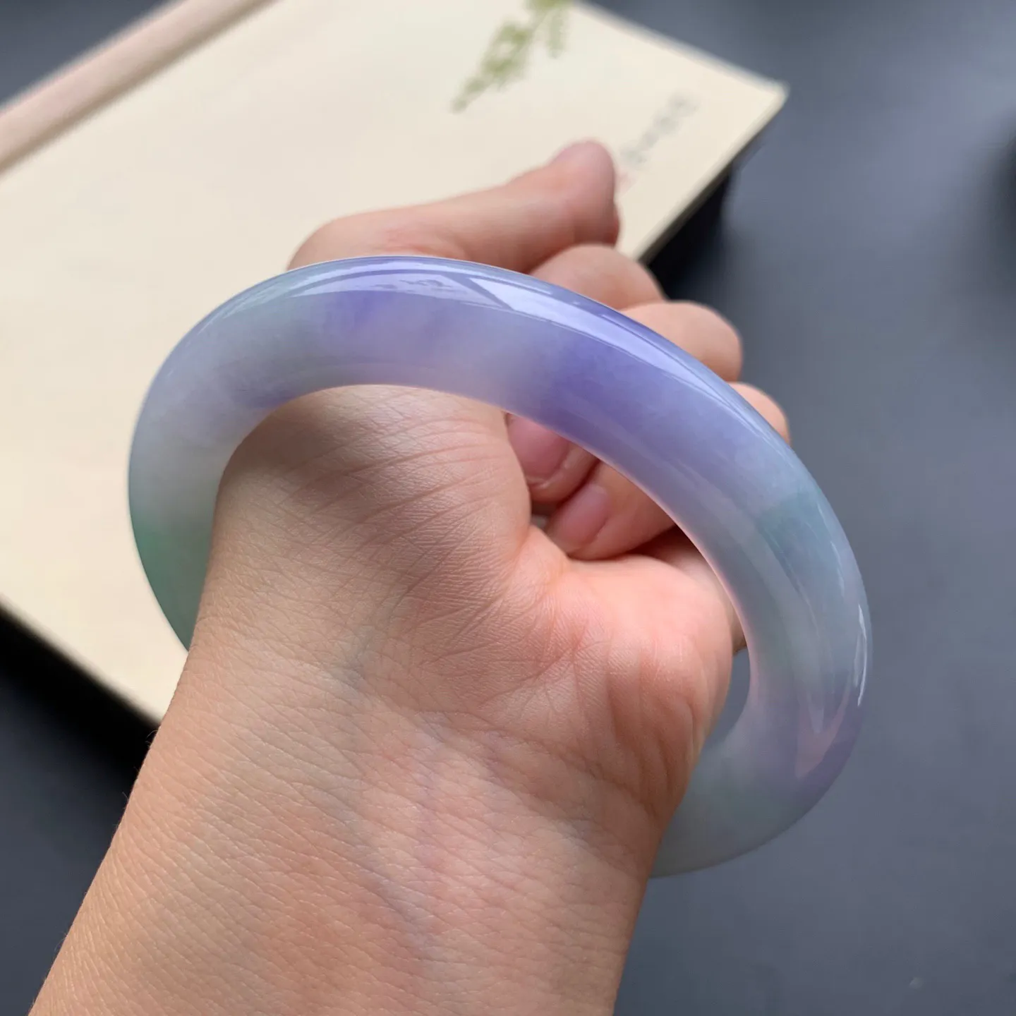 60圈口紫罗兰飘绿圆条手镯 尺寸：60-12.2-11，无纹裂，细腻光滑，色泽浓郁