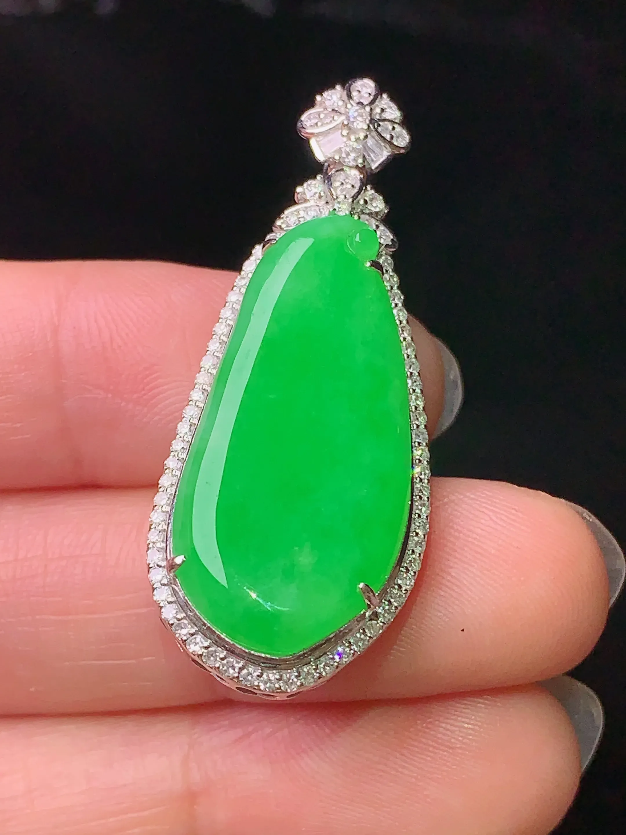 18k金钻镶嵌满绿福瓜吊坠 玉质细腻 色泽艳丽 整体尺寸39.2*15.8*7.8