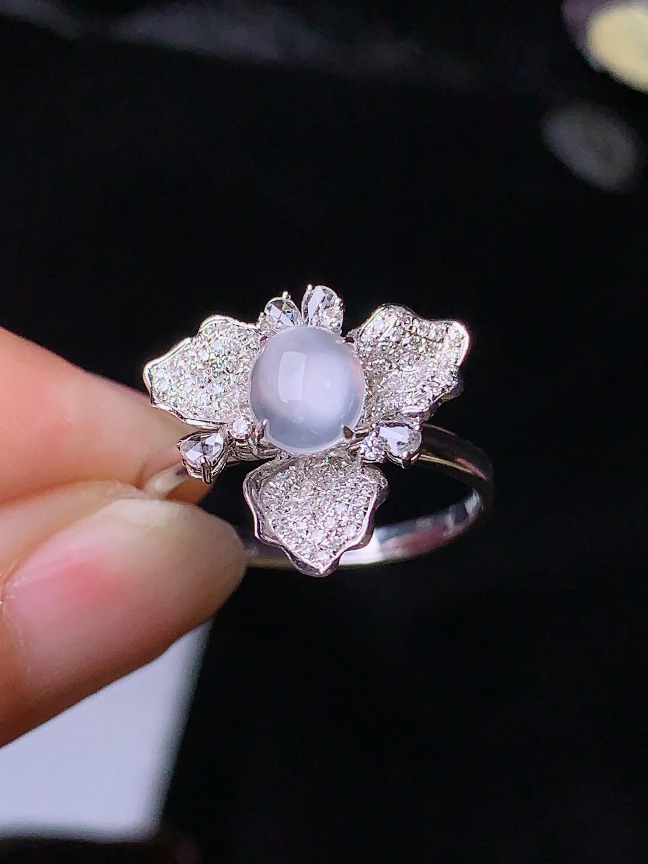 18k金钻镶嵌冰种蛋面戒指 玉质细腻 色泽艳丽 圈口13.5 整体尺寸14.5*16*8.3