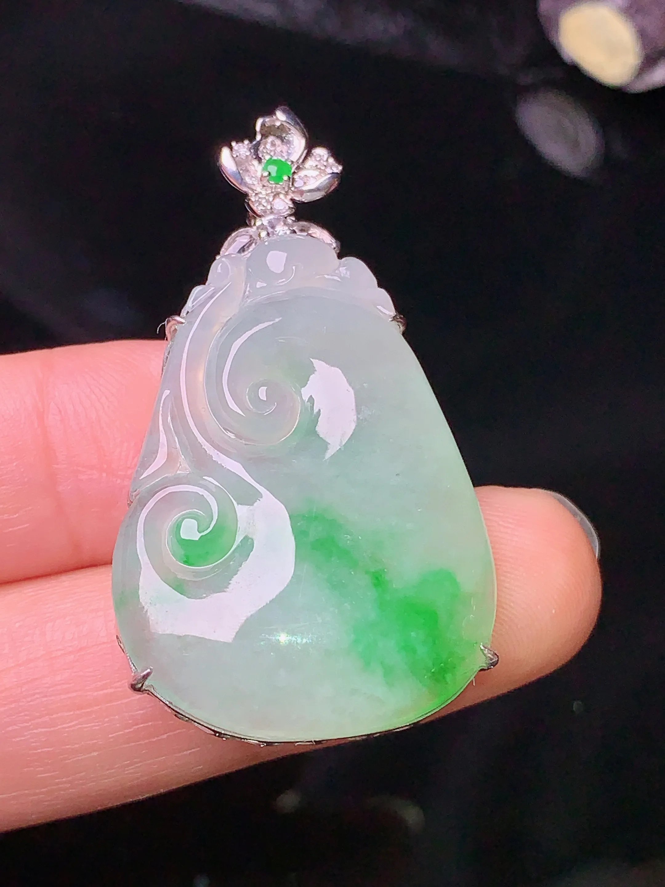 18k金钻镶嵌飘绿如意吊坠 玉质细腻 色泽艳丽 整体尺寸40.8*22.5*6.5