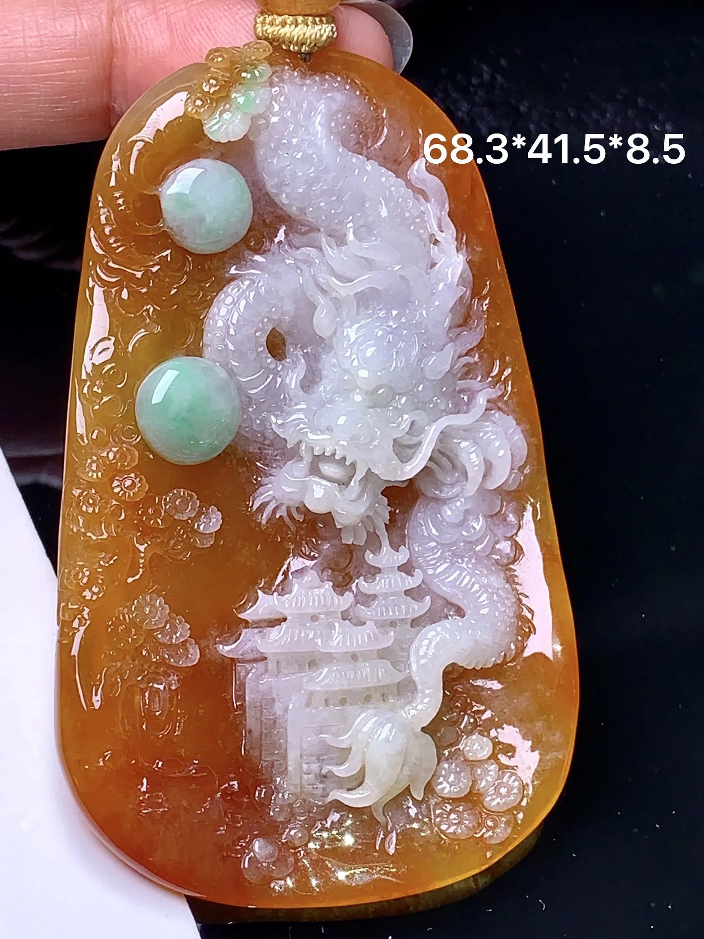 黄翡龙牌吊坠 玉质细腻 色泽清新艳丽 整体尺寸68.3*41.5*8.5