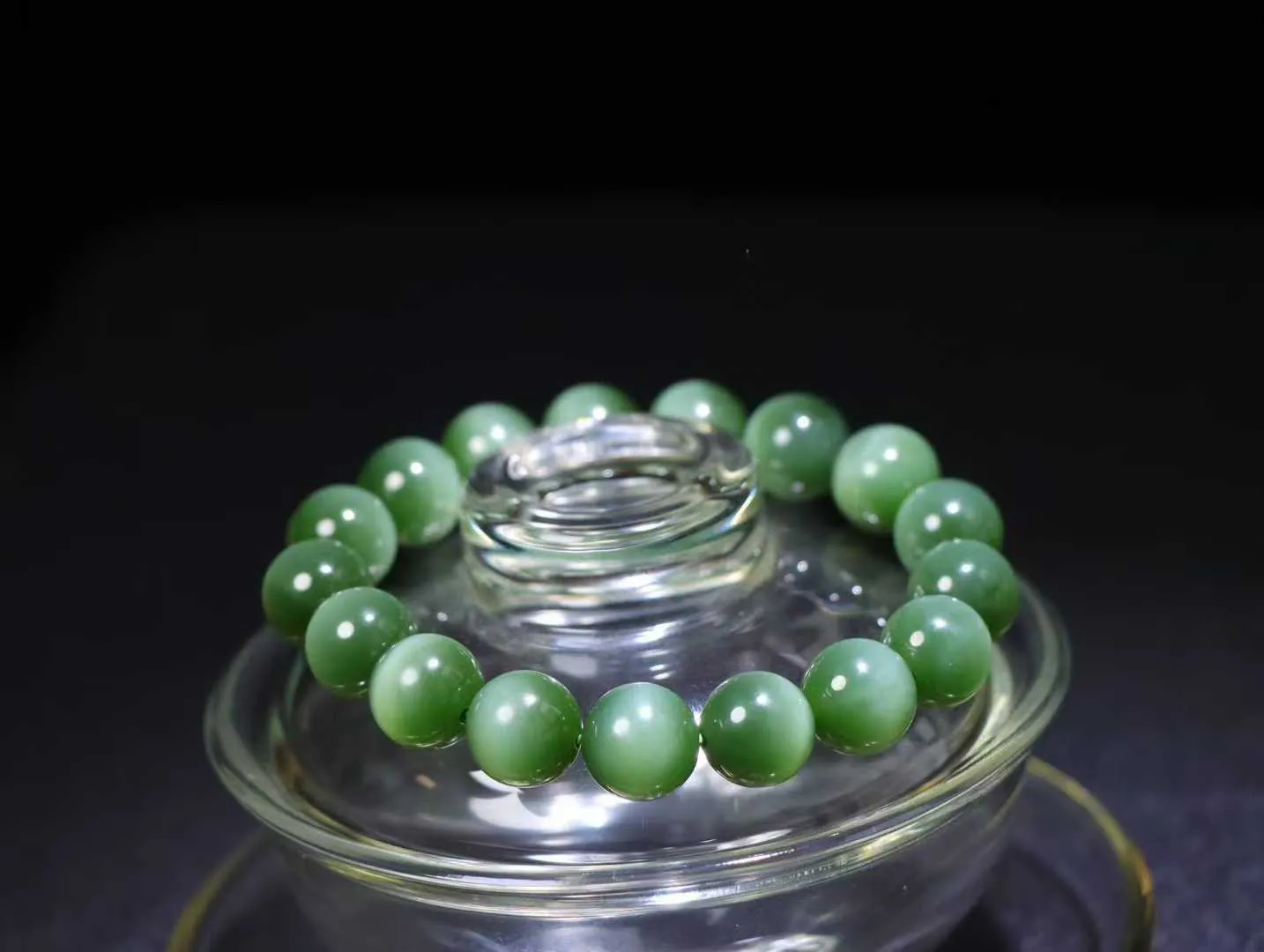 【腕间风华.手串】

精品️和田玉碧玉猫眼圆珠手串，天然纯净，玉质细腻，圆润如珠，佩戴于腕间，尽显高贵气质。无论是日常搭配还是重要场合，都是您优雅风范的点睛之笔。

重46.8克  尺寸取一12mm  O82420612583