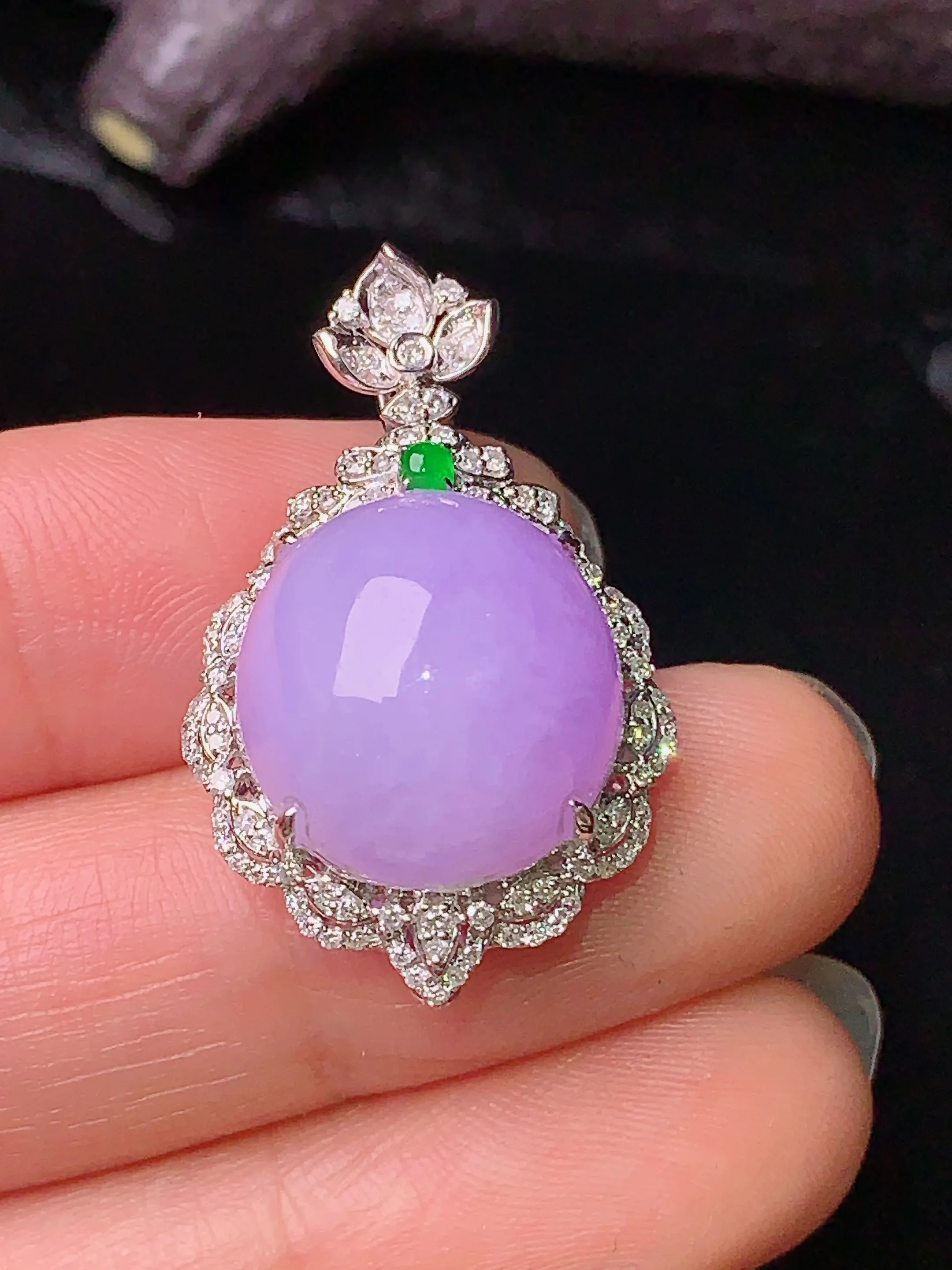 18k金钻镶嵌紫罗兰蛋面吊坠 玉质细腻 色泽艳丽 整体尺寸29.7*18.5*13