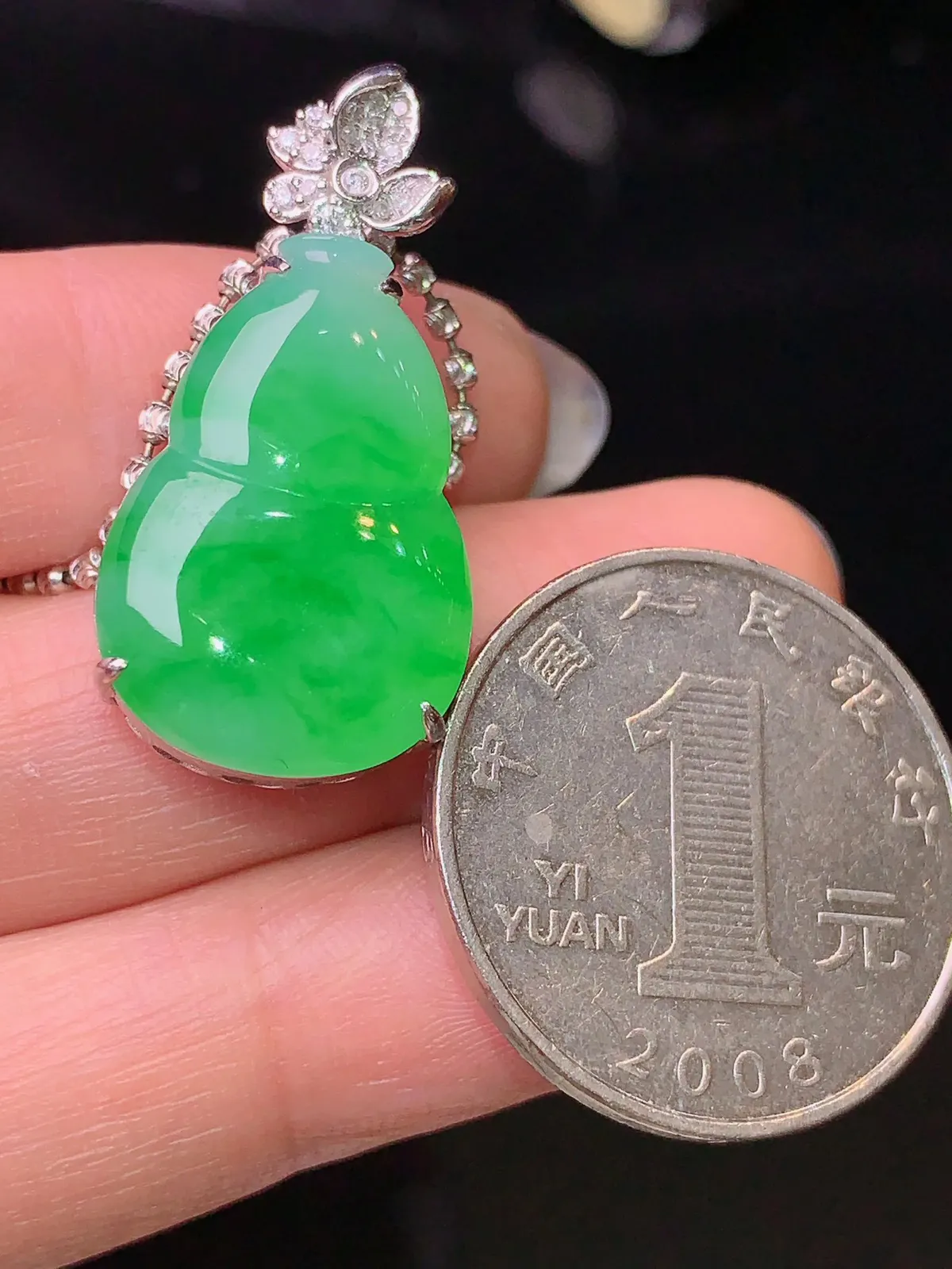 18k金钻镶嵌翠绿葫芦吊坠 玉质细腻 色泽艳丽 整体尺寸30.6*15*7.8