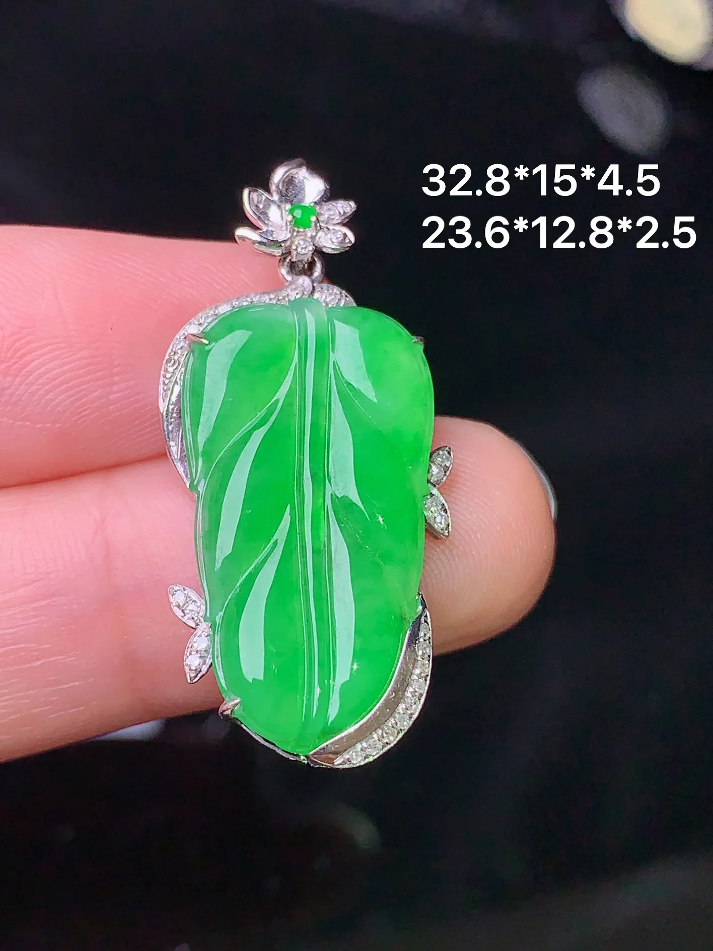 18k金钻镶嵌翠绿树叶吊坠 玉质细腻 色泽艳丽 整体尺寸32.8*15*4.5