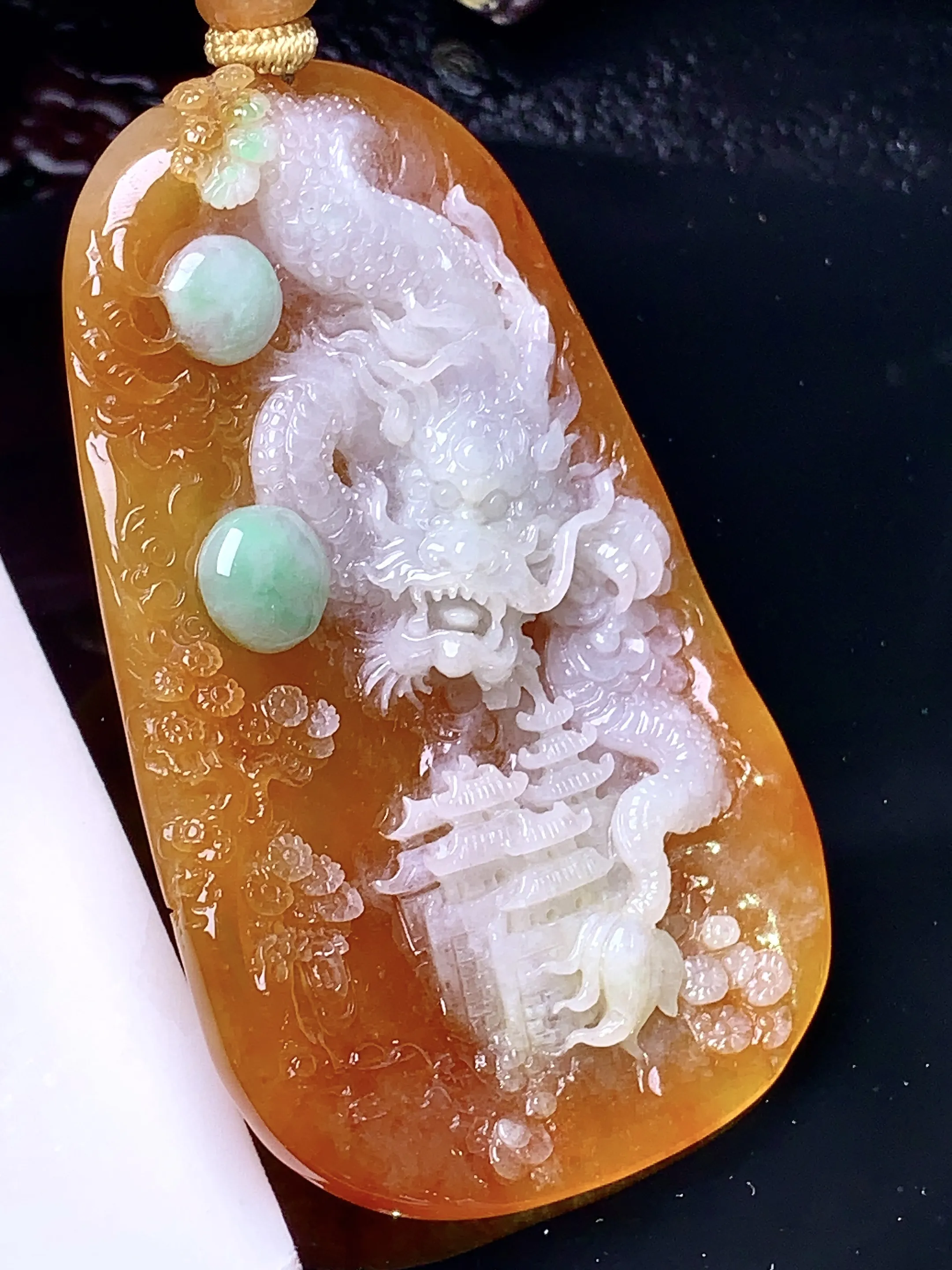 黄翡龙牌吊坠 玉质细腻 色泽清新艳丽 整体尺寸68.3*41.5*8.5