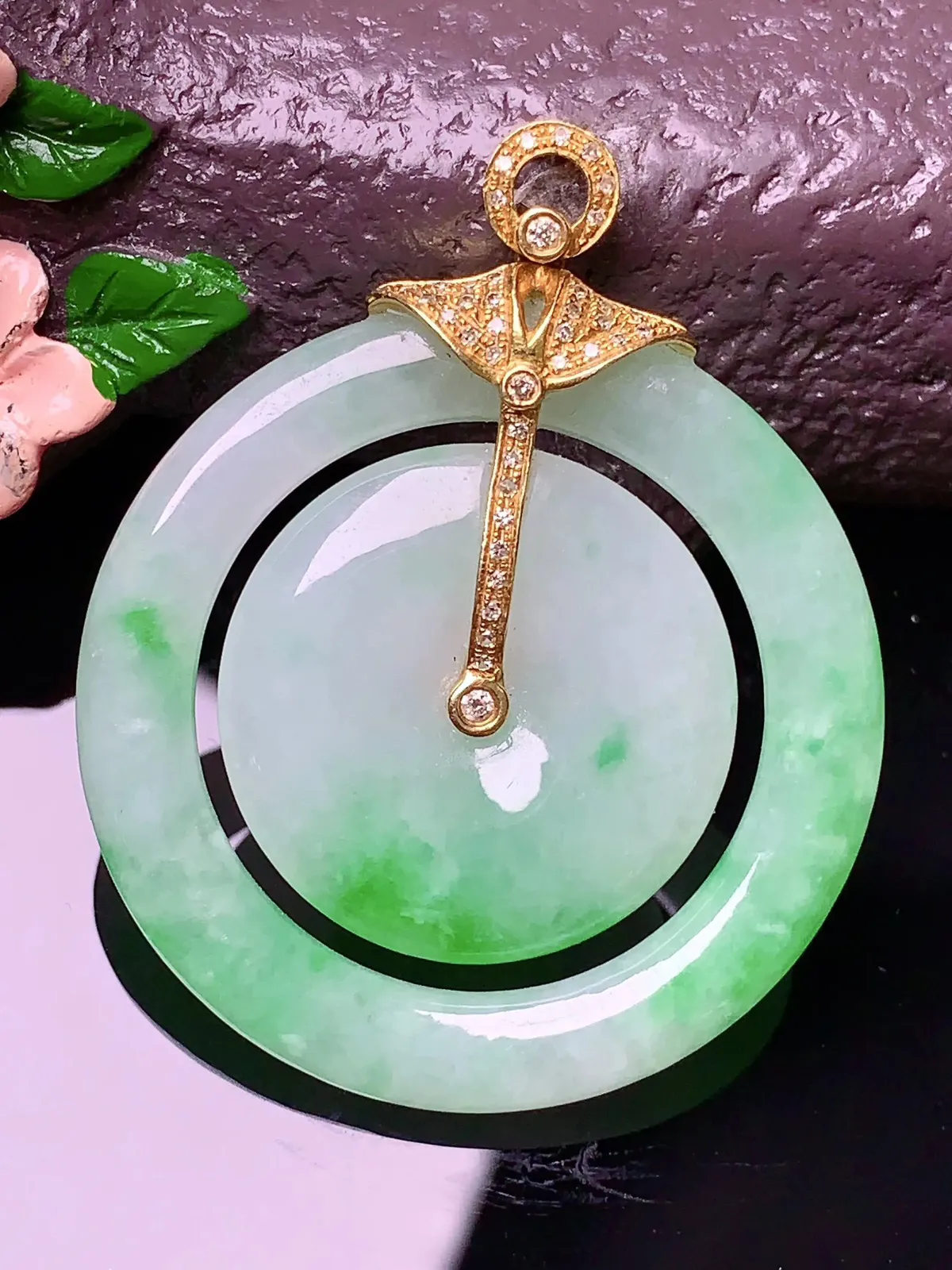 18k金钻镶嵌飘绿子母扣吊坠 玉质细腻 色泽艳丽 整体尺寸45*37*4.6