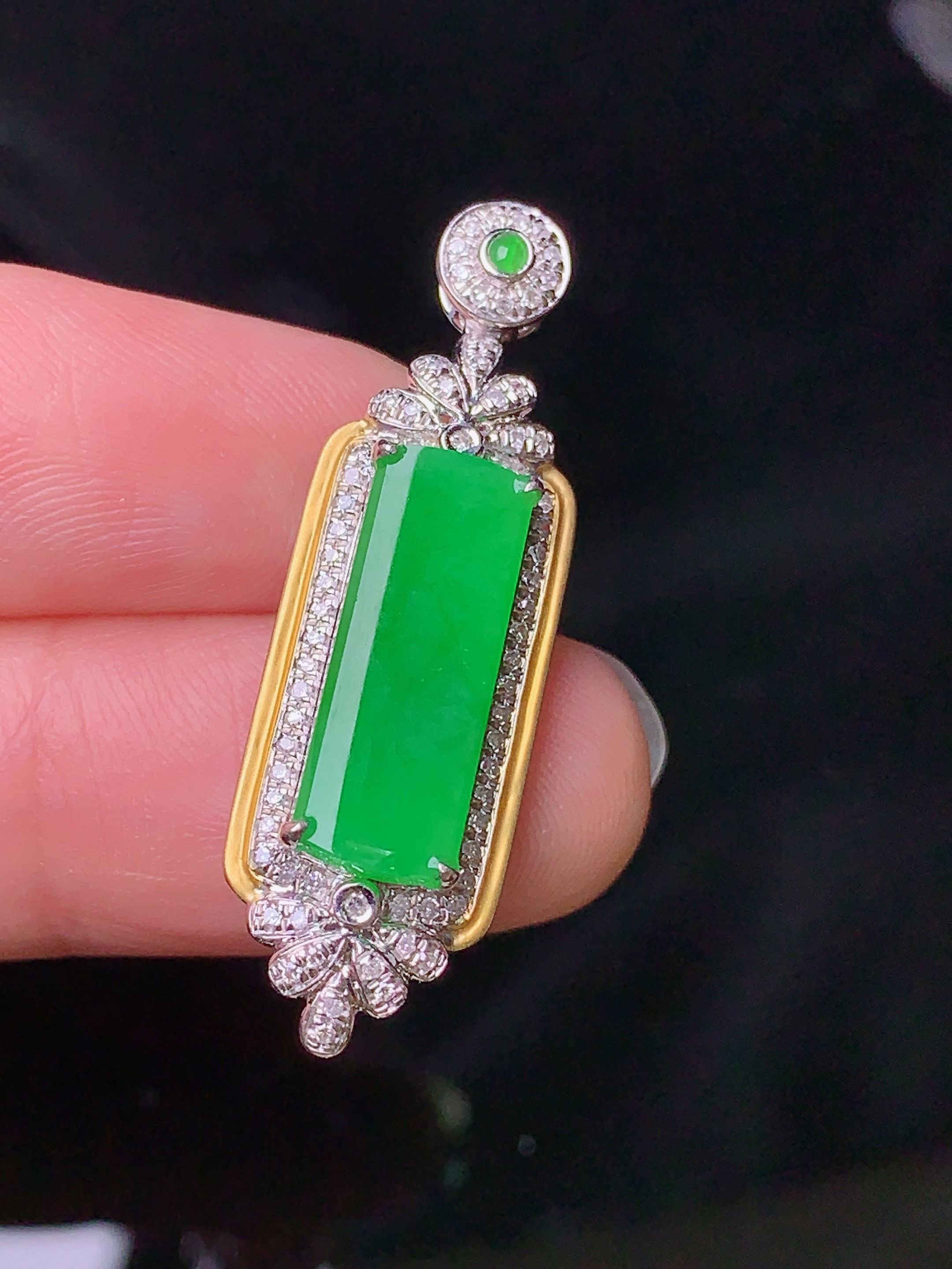 18k金钻镶嵌翠绿无事牌吊坠 玉质细腻 色泽艳丽 整体尺寸34.6*10.6*6
